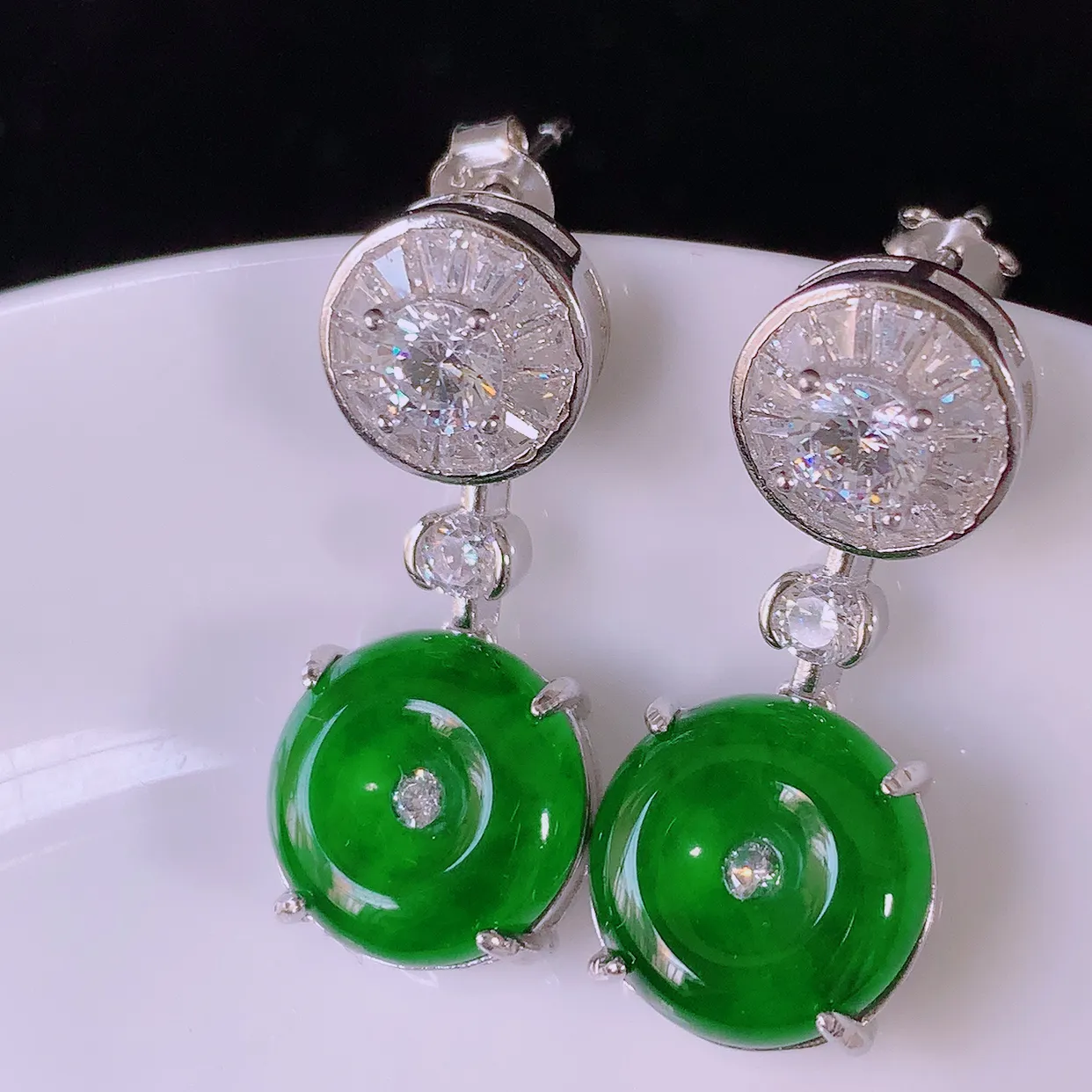 冰透满绿翡翠925银镶嵌平安扣耳坠，自然光实拍，翠色灵动，颜色漂亮，种老水足，品相佳，佩戴佳品！#9