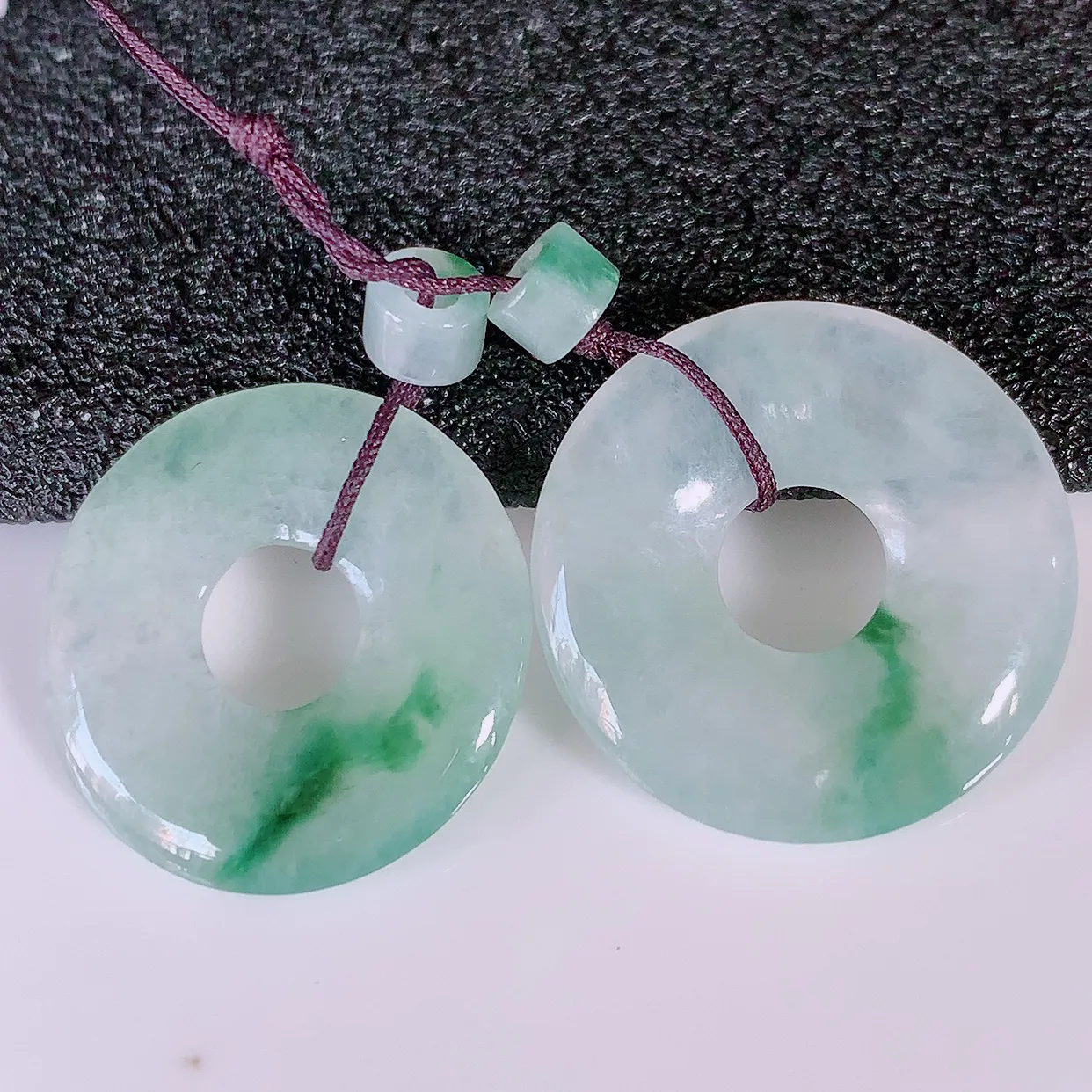 自然光实拍，冰种飘花翡翠一对平安扣耳坠，翠色灵动，玉质细腻，颜色漂亮，品相佳，佩戴佳品！配银线 #49.13