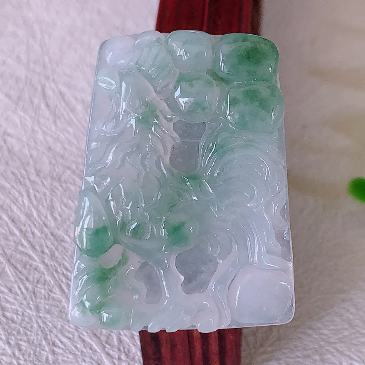 自然光实拍，冰种飘花翡翠生肖鸡牌吊坠，翠色灵动，佩戴效果时尚出众，尽显气质，玉质细腻，美感十足。#46.13