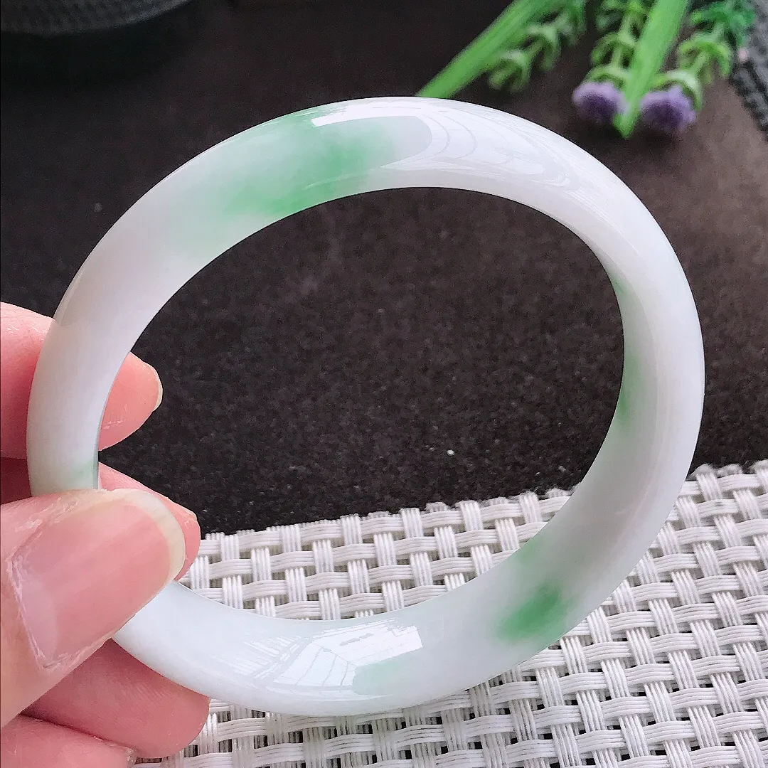 实拍A货翡翠60/14.3/7.3老坑秀气温润飘绿手镯宽边翡翠玉镯女款