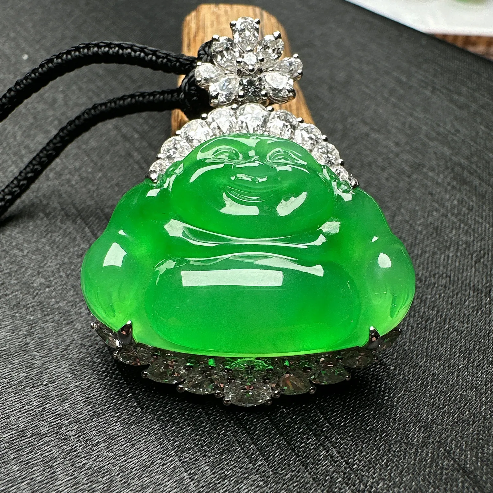 【冰种满绿佛公吊坠】种水上乘，晶莹剔透，纯净通透，莹光感很强。18k金钻镶嵌，裸石尺寸30*20*6