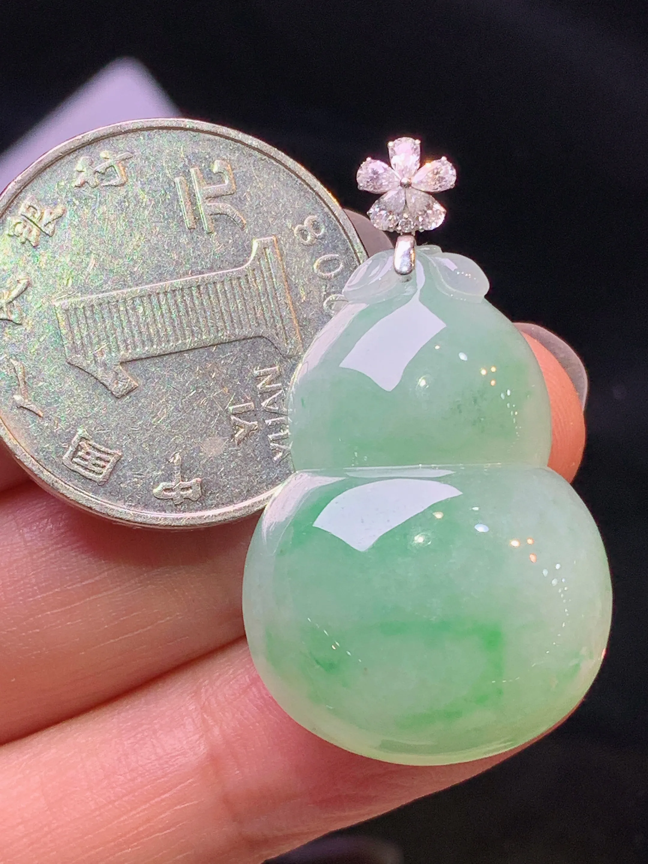 18k金莫桑钻镶嵌飘绿葫芦吊坠 玉质细腻 色泽艳丽清新 整体尺寸36.5*21.2*8