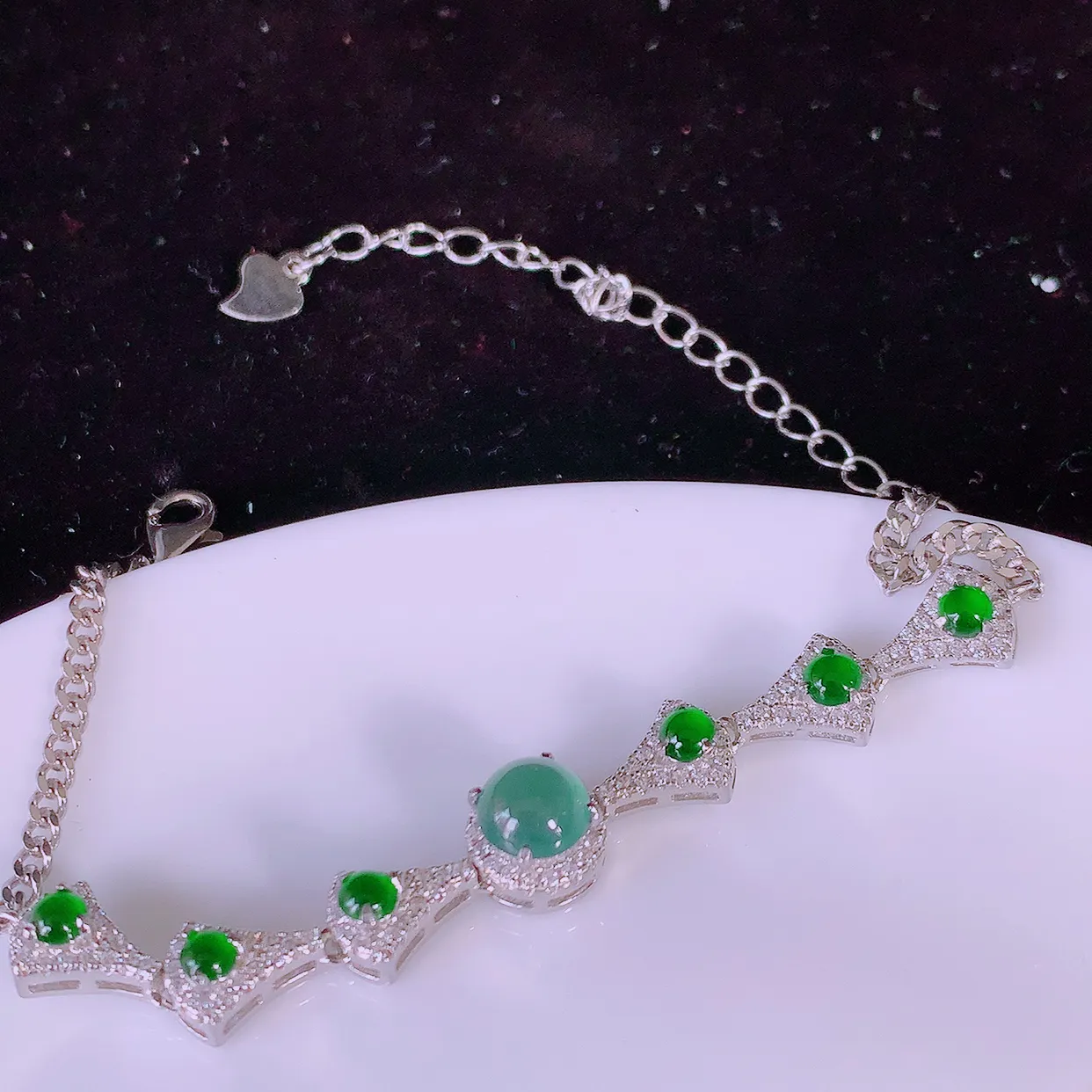 冰透满绿翡翠925银镶嵌手链，自然光实拍，翠色灵动，颜色漂亮，种老水足，品相佳，佩戴佳品！#97.13取一整体8.2*8.2*7.5裸石5.5*5.5
