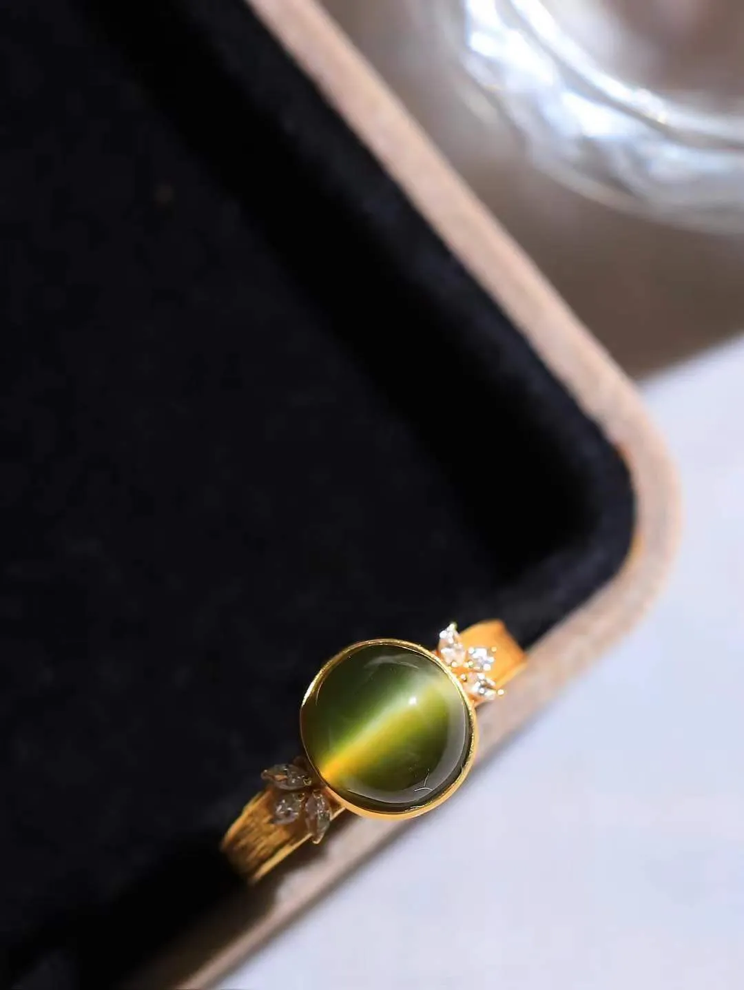 【金镶玉.戒指】

精品和田玉碧玉猫眼18k金镶嵌戒指 玉质细腻温润 油性十足 ，不论时光如何流转变化，这枚戒指始终闪耀着最初的光芒。精工镶嵌18K金 （保真金 可检测贵金属18K金） 重2.5克 尺寸17-8.5-8mm 78171455A