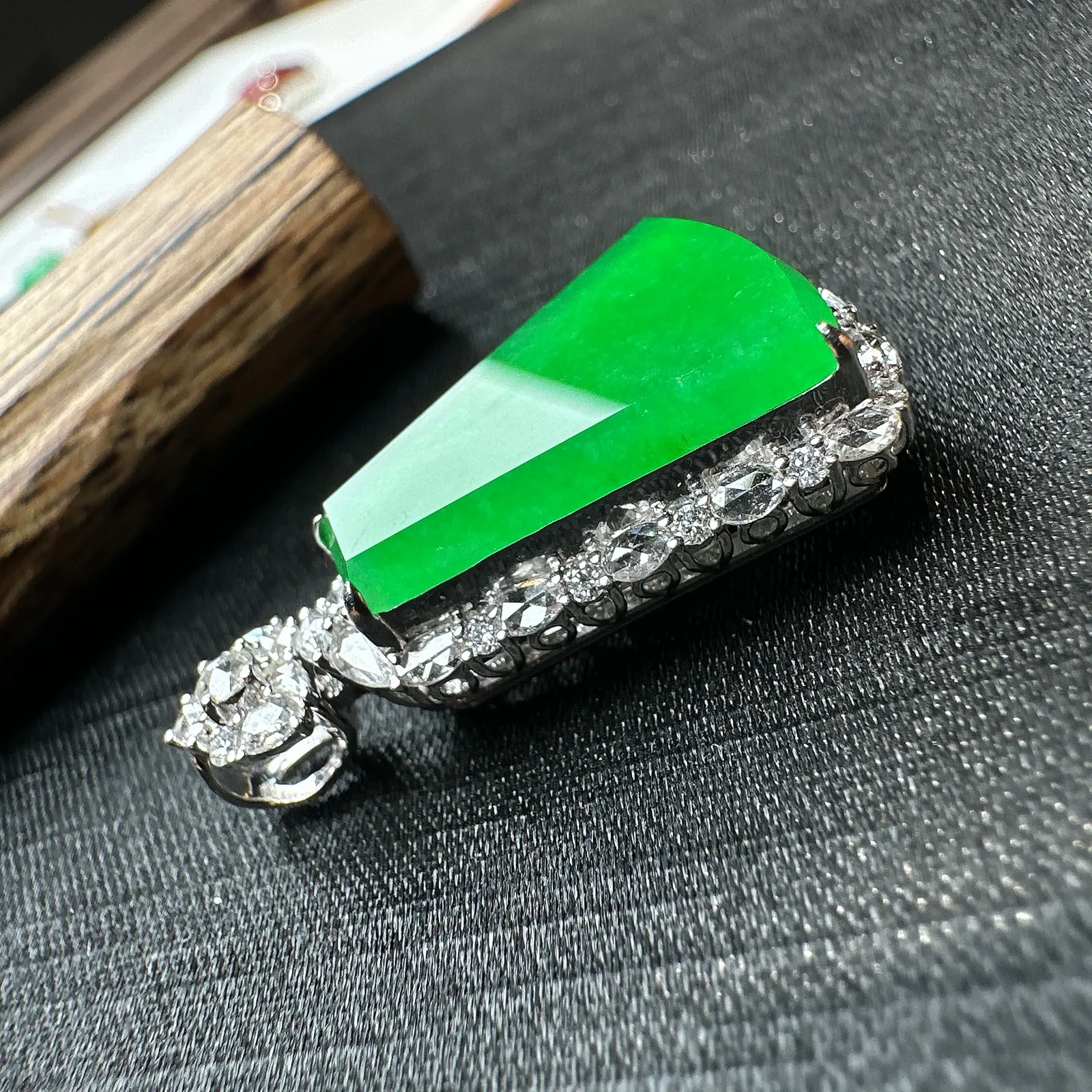 【冰种满绿无事牌】阳绿色泽，种水上乘，通透闪亮，晶莹剔透。18K金钻镶嵌，裸石尺寸18.8*12.2*2.6毫米。