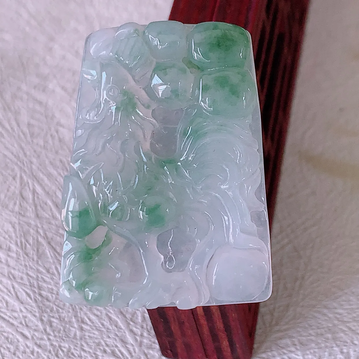 自然光实拍，冰种飘花翡翠生肖鸡牌吊坠，翠色灵动，佩戴效果时尚出众，尽显气质，玉质细腻，美感十足。#4