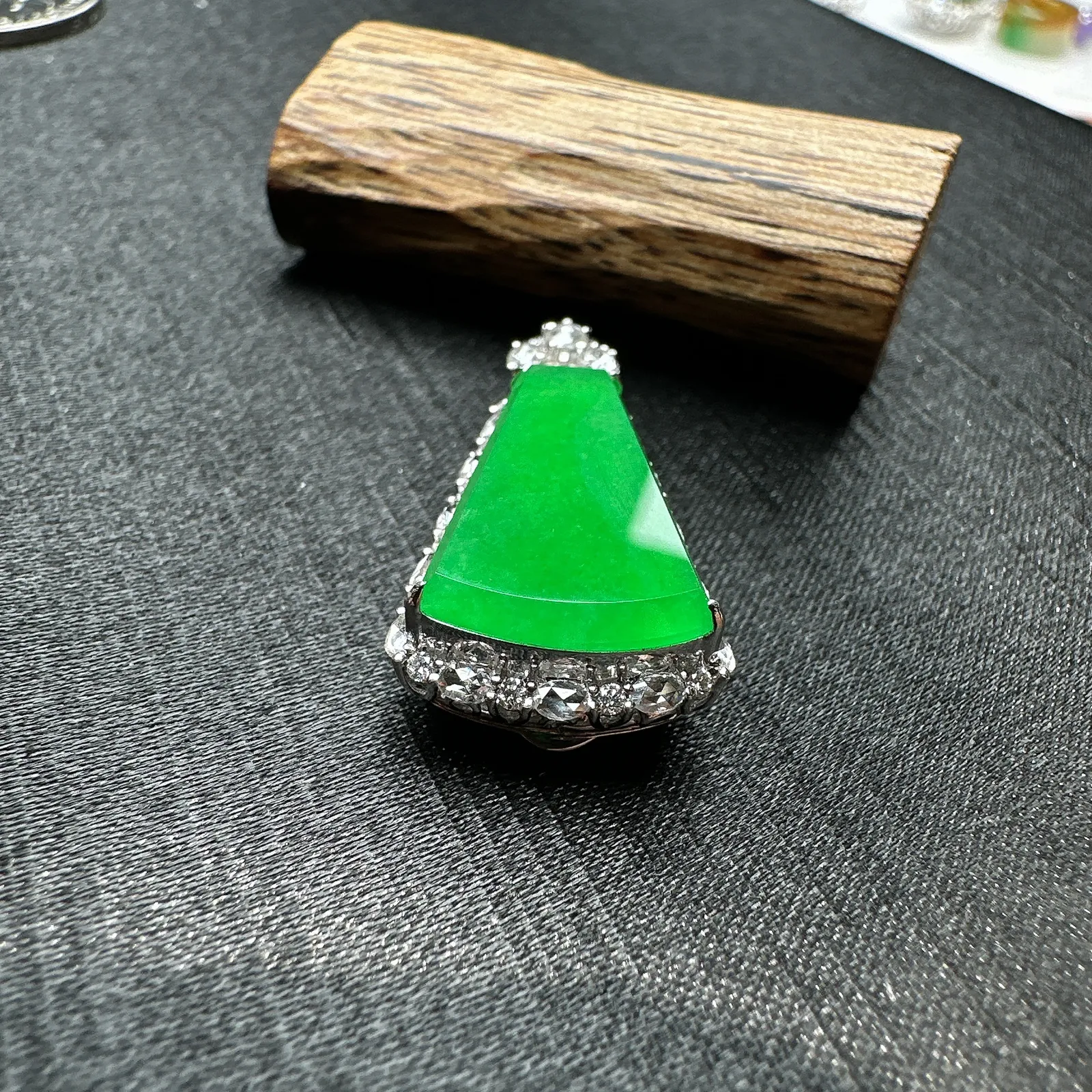 【冰种满绿无事牌】阳绿色泽，种水上乘，通透闪亮，晶莹剔透。18K金钻镶嵌，裸石尺寸18.8*12.2*2.6毫米。