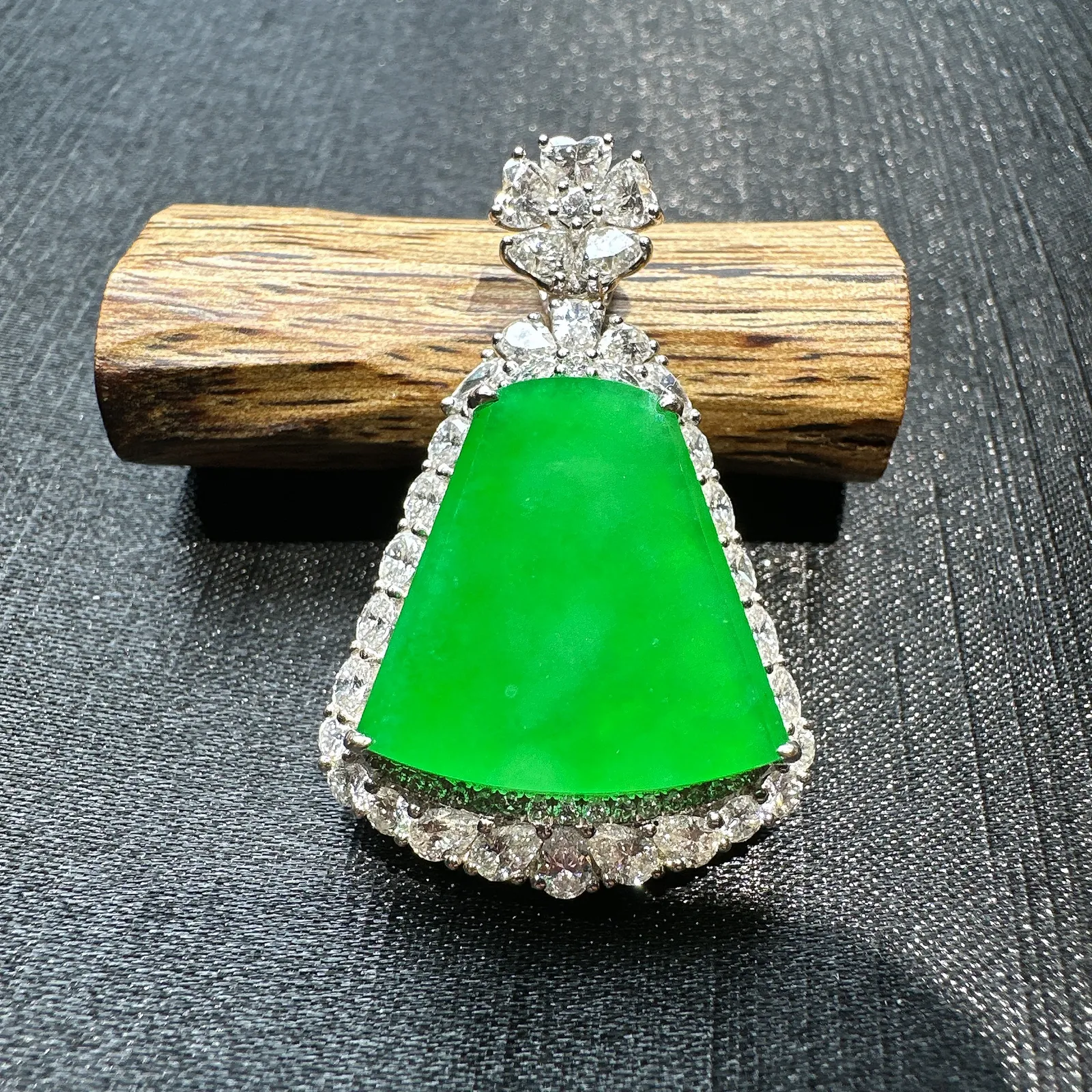 【冰种满绿无事牌】阳绿色泽，种水上乘，通透闪亮，晶莹剔透。18K金钻镶嵌，裸石尺寸18.2*18.9