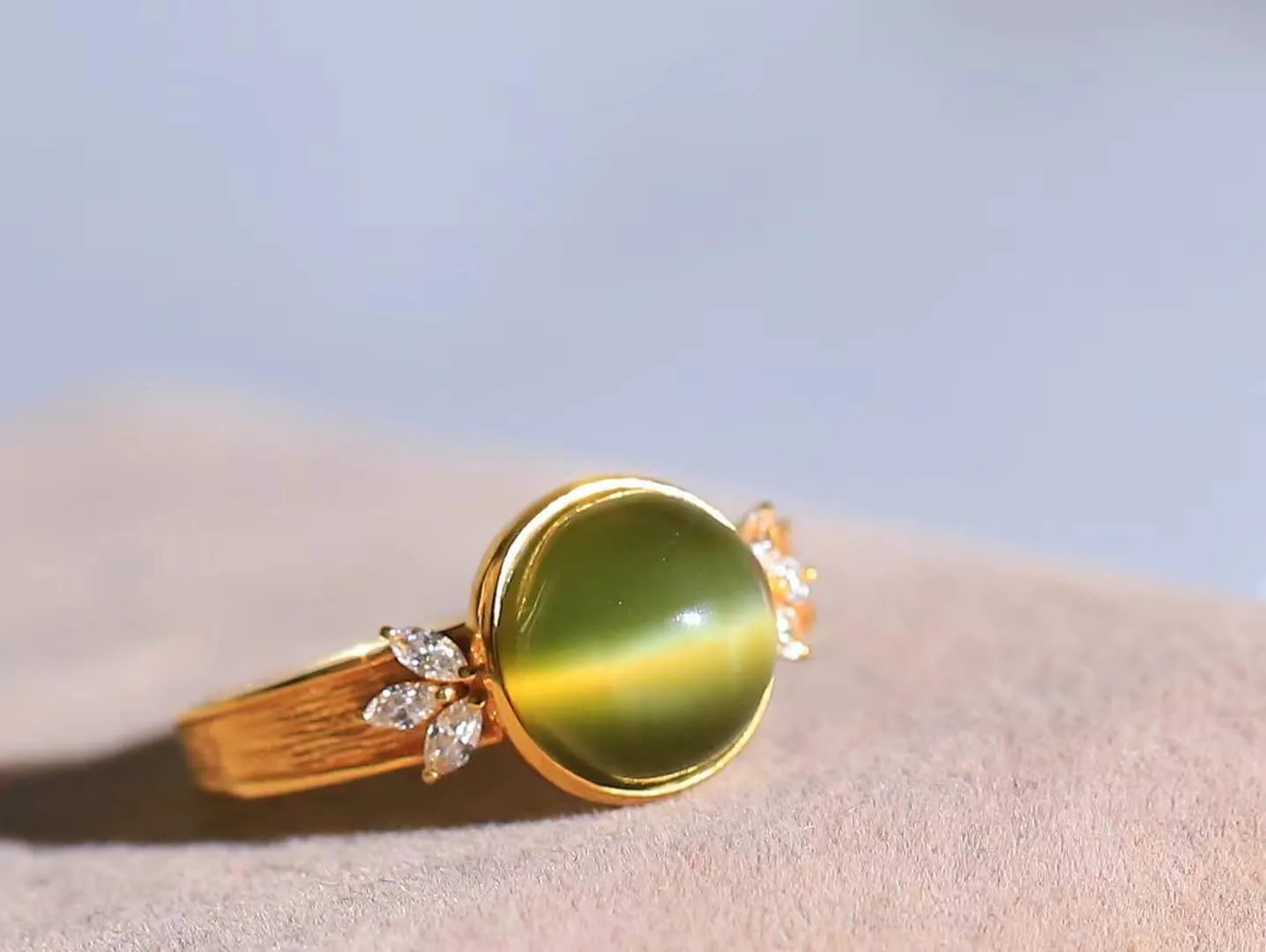 【金镶玉.戒指】

精品和田玉碧玉猫眼18k金镶嵌戒指 玉质细腻温润 油性十足 ，不论时光如何流转变化，这枚戒指始终闪耀着最初的光芒。精工镶嵌18K金 （保真金 可检测贵金属18K金） 重2.5克 尺寸17-8.5-8mm 78171455A