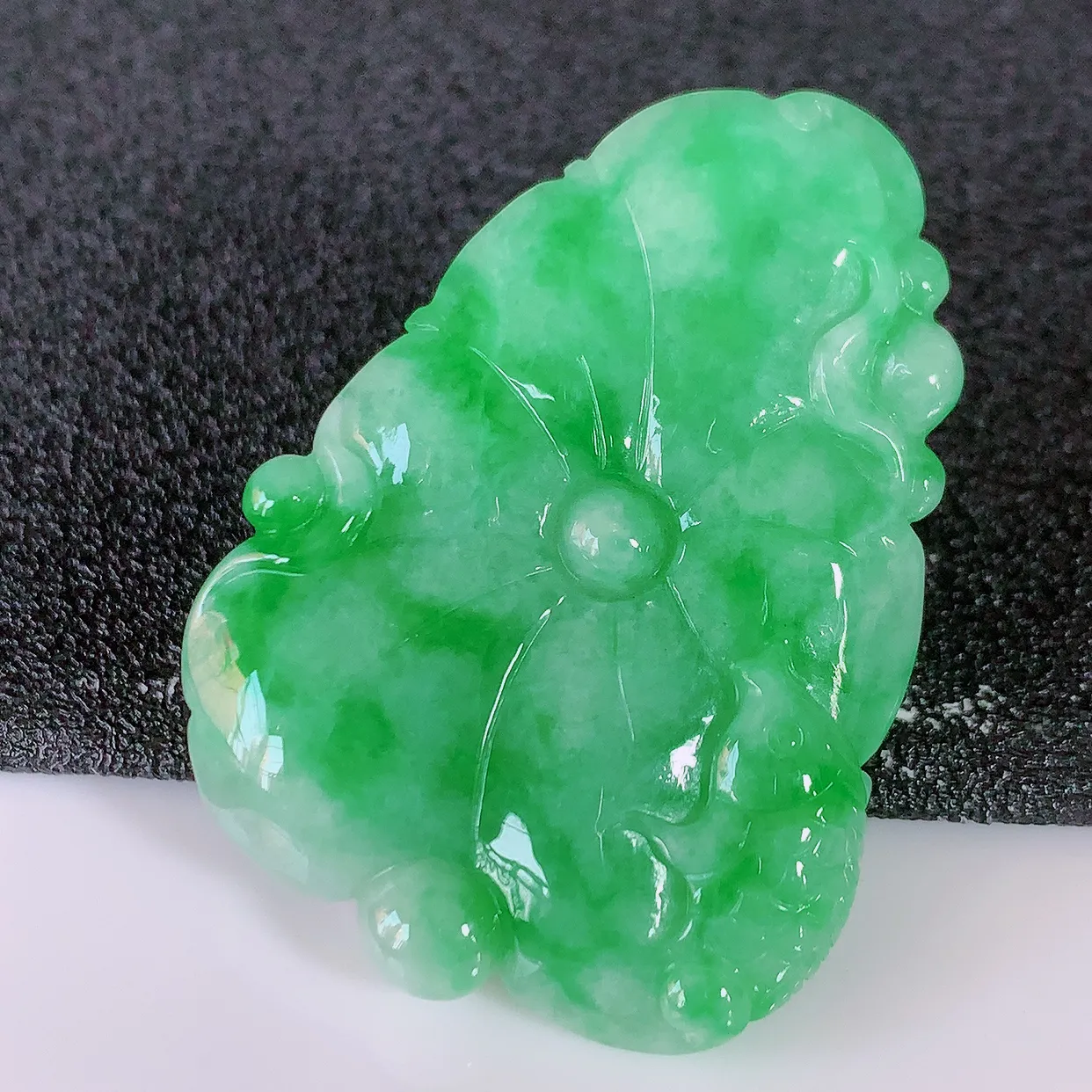 自然光实拍，冰润飘绿翡翠荷叶鱼、和和美美玉坠，财源广进，自然隐逸、荷本是素不着尘之物，有和美之寓意。#05.13