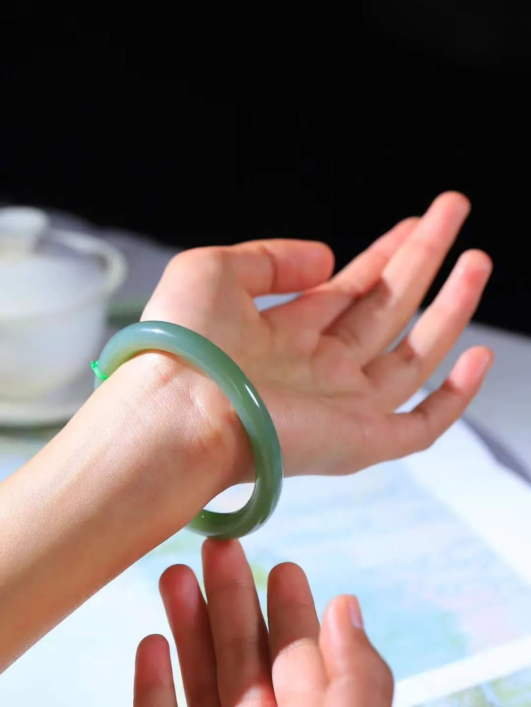 【碧波流转·手镯】

收藏级️和田玉碧玉圆条手镯，玉质细腻温润，手感舒适，️线条流畅，简约大