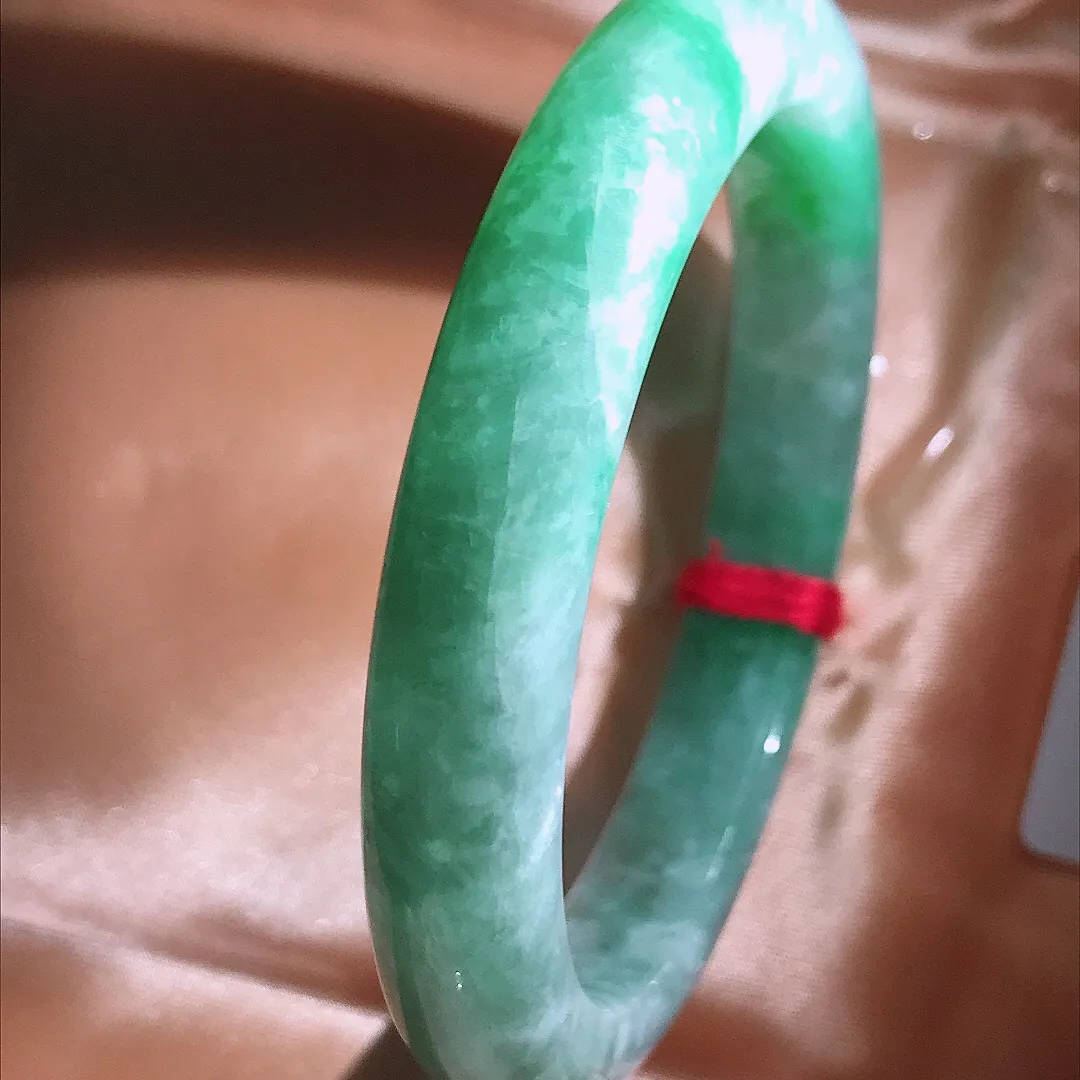 实拍A货翡翠54.8/10.1/8.1老坑冰胶水灵飘阳绿手镯宽边翡翠玉镯女款