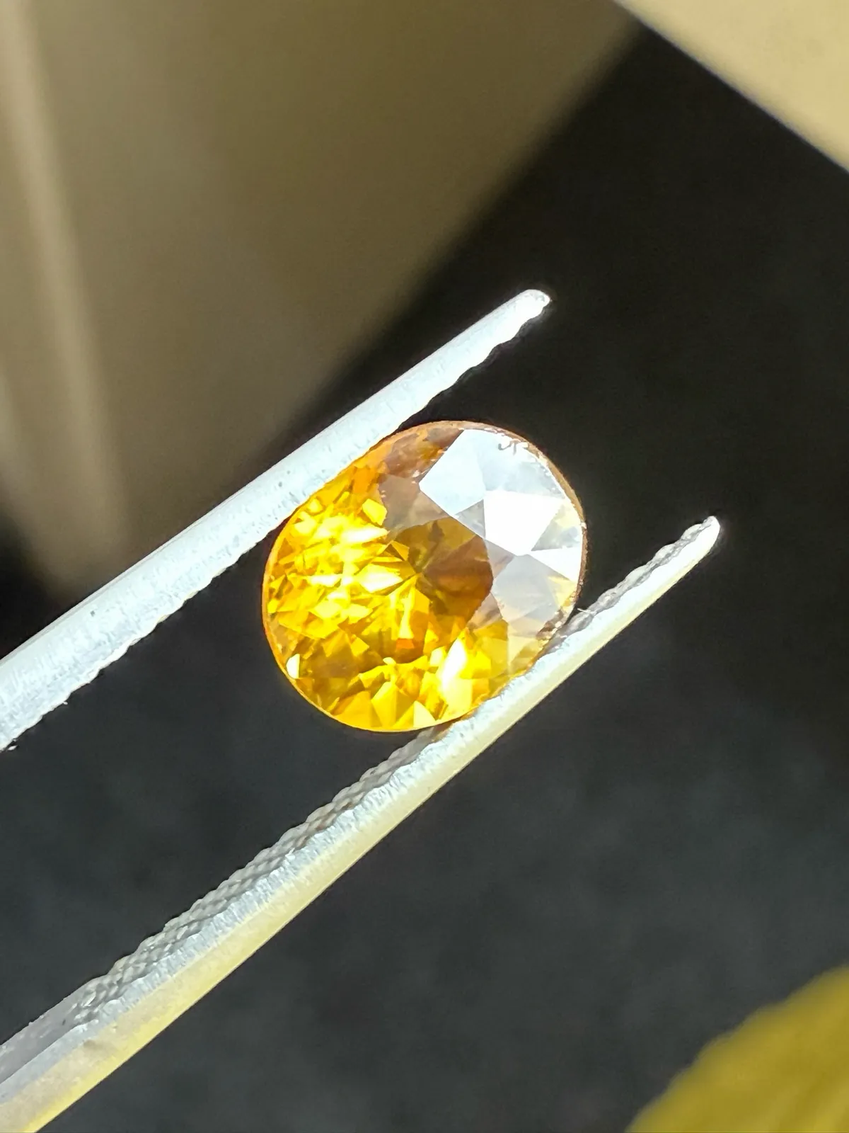 1.855克拉天然榍石戒面裸石，颜色超美，火彩超好，尺寸：8.1*6.5*4.9mm