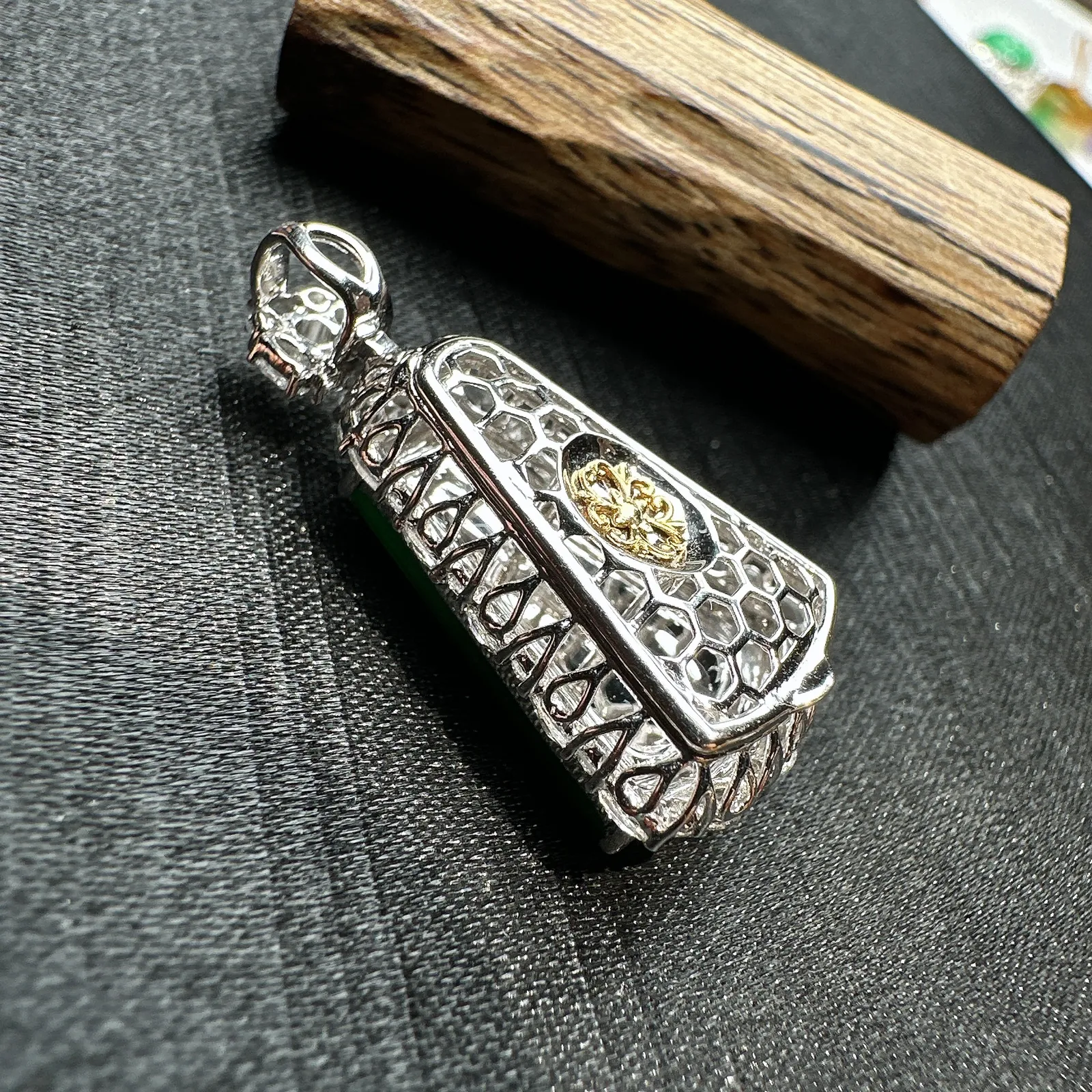 【冰种满绿无事牌】阳绿色泽，种水上乘，通透闪亮，晶莹剔透。18K金钻镶嵌，裸石尺寸18.8*12.2*2.6毫米。