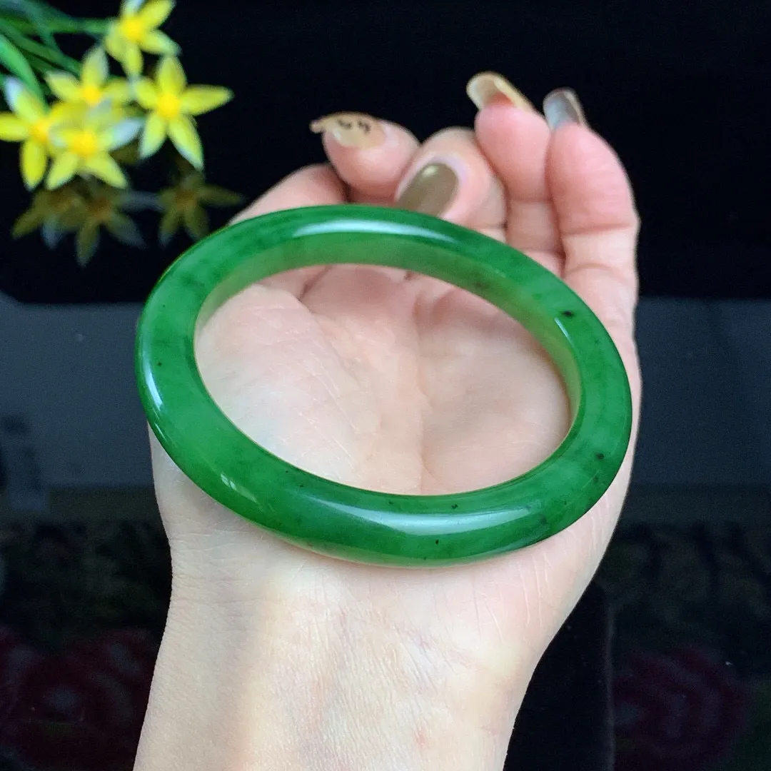 和田玉58.5圈口苹果绿碧玉手镯！玉质细腻油润 底色纯净 无裂无棉 脂粉好，品质高