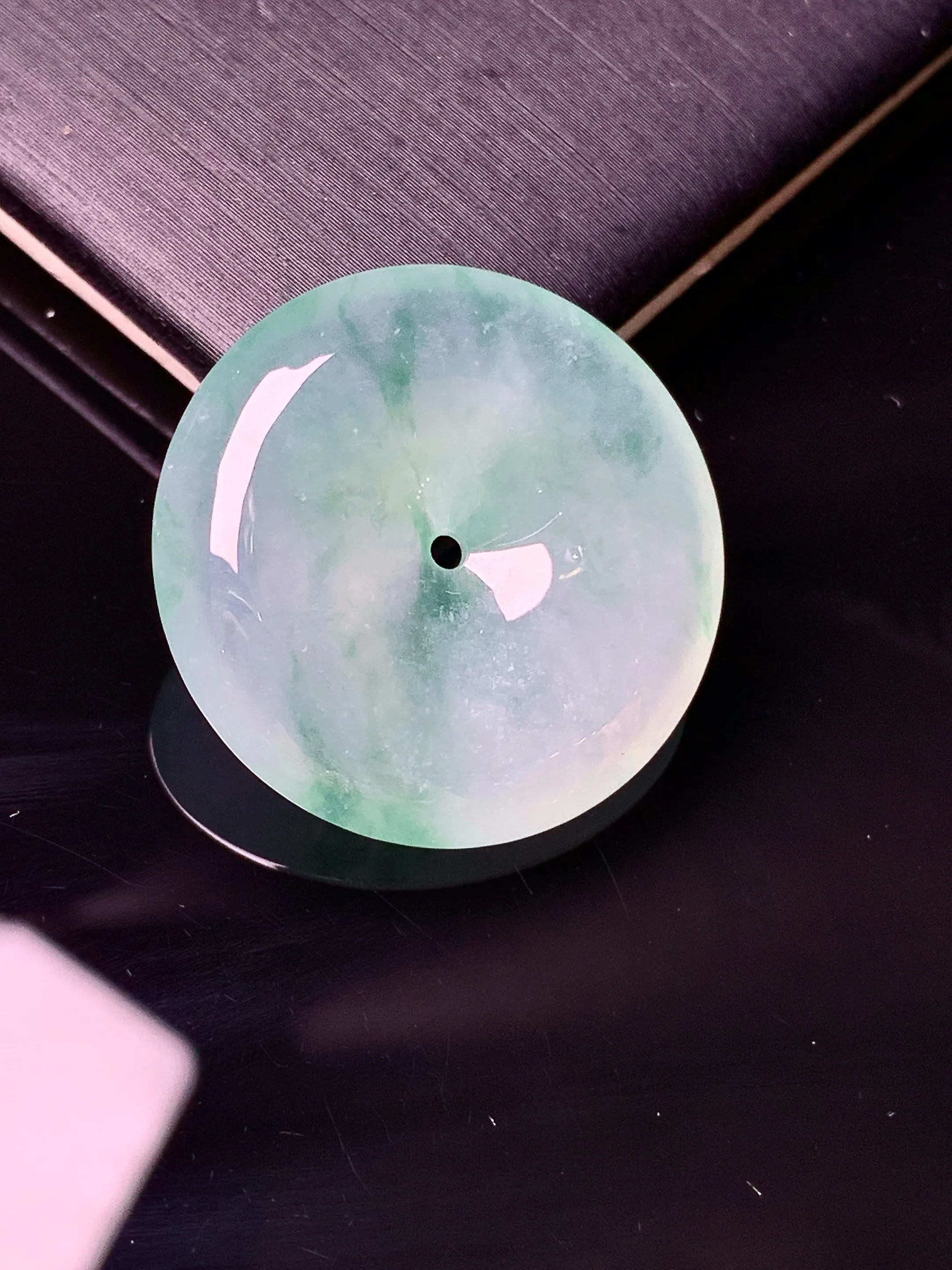 冰种飘花平安扣吊坠 玉质细腻 色泽艳丽清新 整体尺寸25.2*6