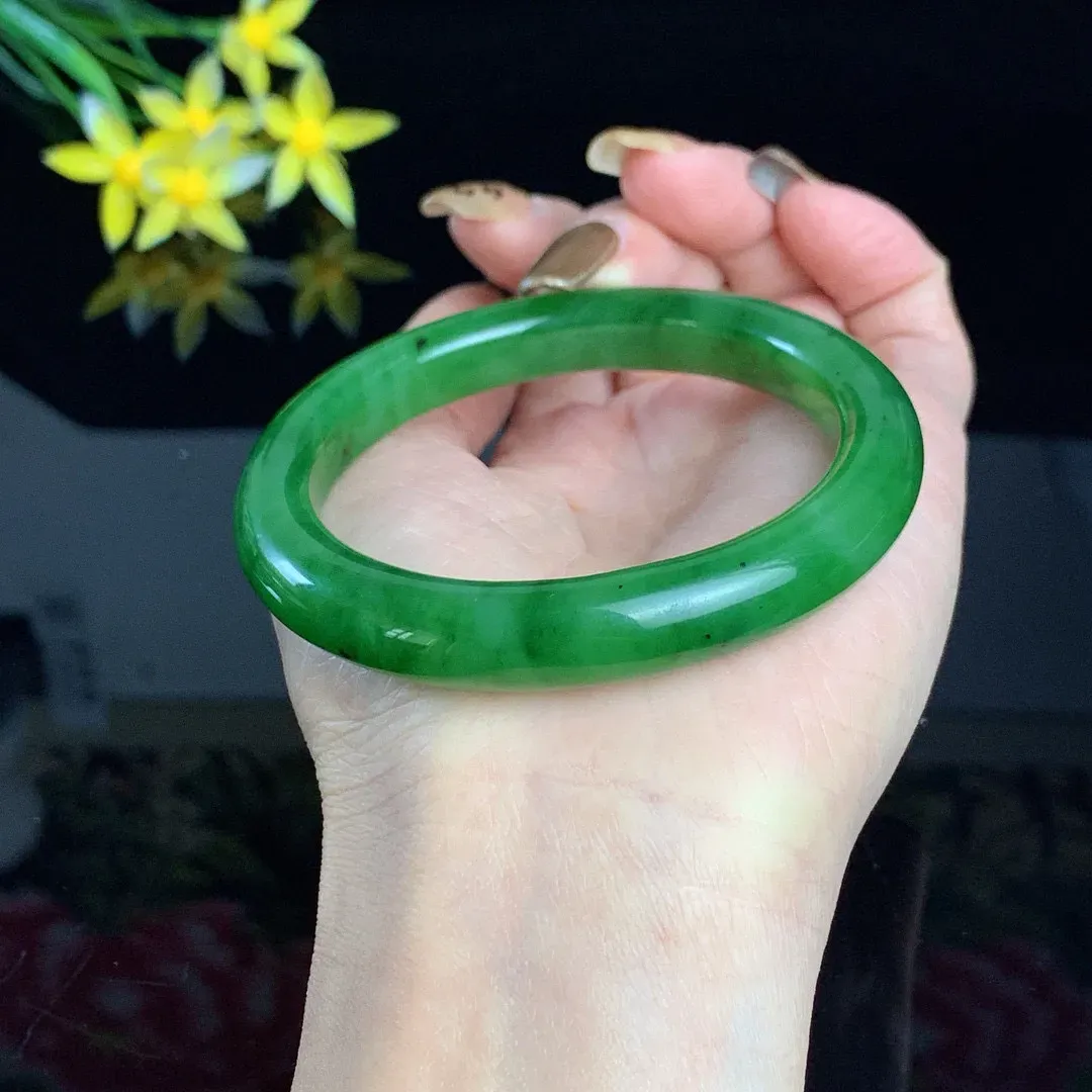 和田玉58.5圈口苹果绿碧玉手镯！玉质细腻油润 底色纯净 无裂无棉 脂粉好，品质高