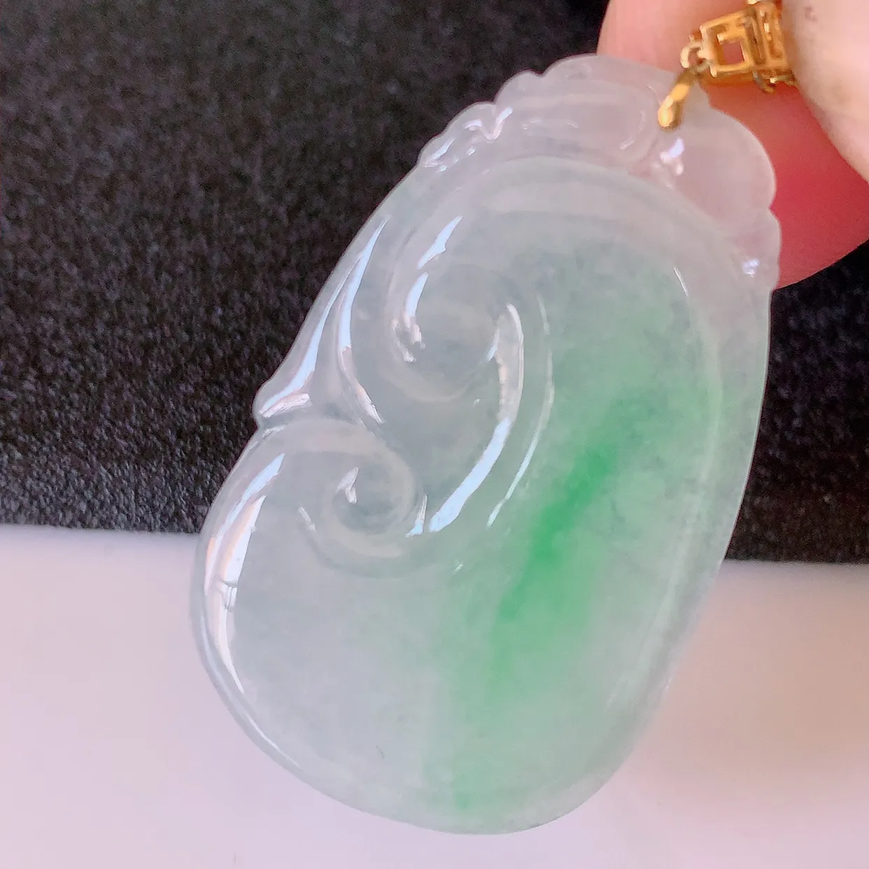 18K金镶嵌冰种飘绿翡翠如意吊坠，简单的镶嵌设计、让玉坠百搭又精致，寓意着吉祥，事事如意！#41.13整体40.8裸石36*22*3