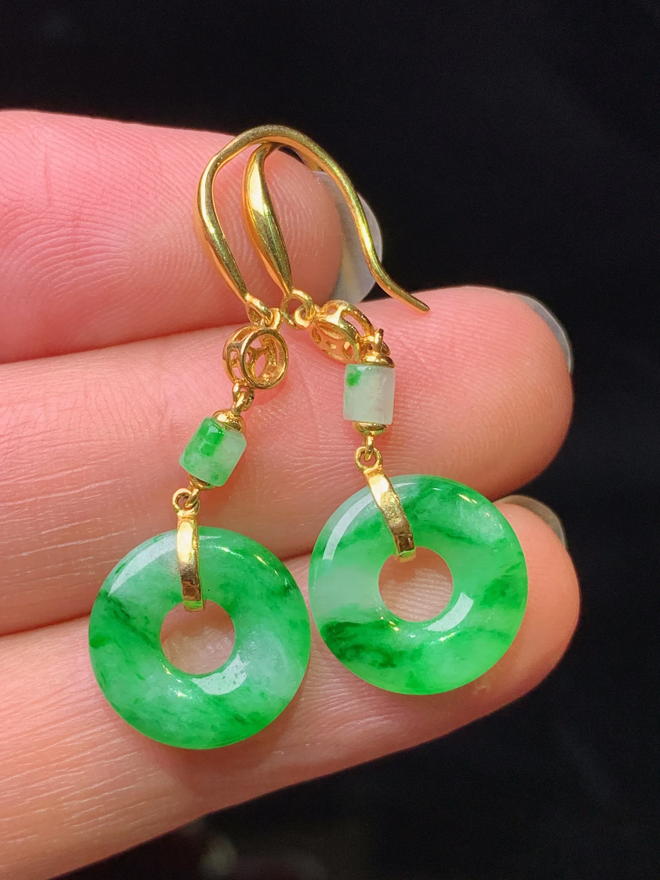 18k金钻镶嵌翠绿平安环耳坠 玉质细腻 色泽艳丽清新 整体尺寸33.8*12*2.8