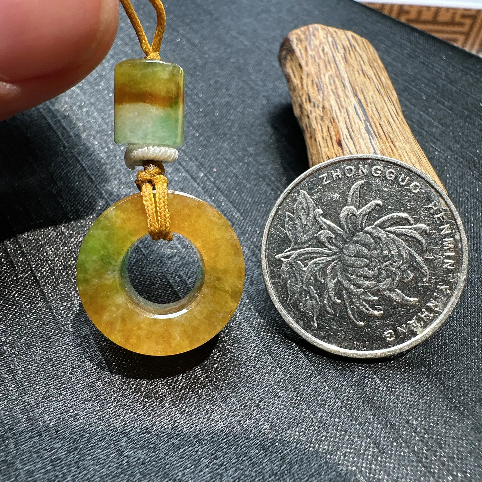 【冰雕种三彩路路通】冰润细腻，起明显的胶感，质地很不错。颜色艳丽，顶珠尺寸8.7*7.9毫米