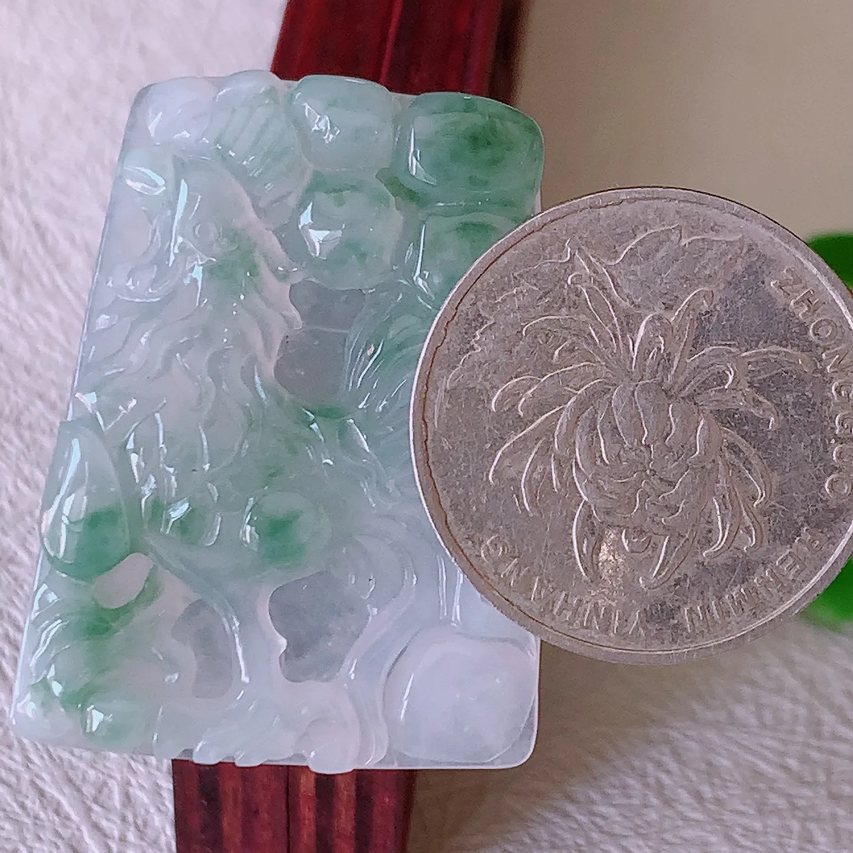 自然光实拍，冰种飘花翡翠生肖鸡牌吊坠，翠色灵动，佩戴效果时尚出众，尽显气质，玉质细腻，美感十足。#46.13