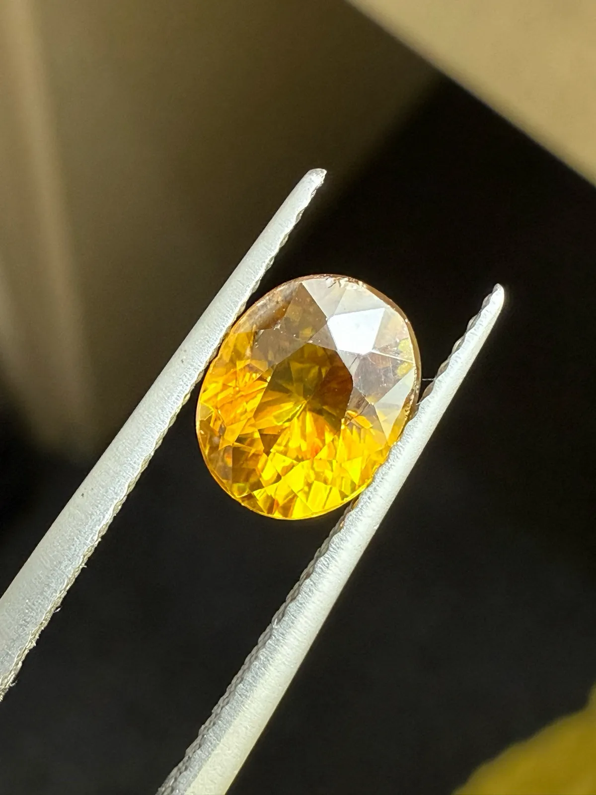 1.855克拉天然榍石戒面裸石，颜色超美，火彩超好，尺寸：8.1*6.5*4.9mm