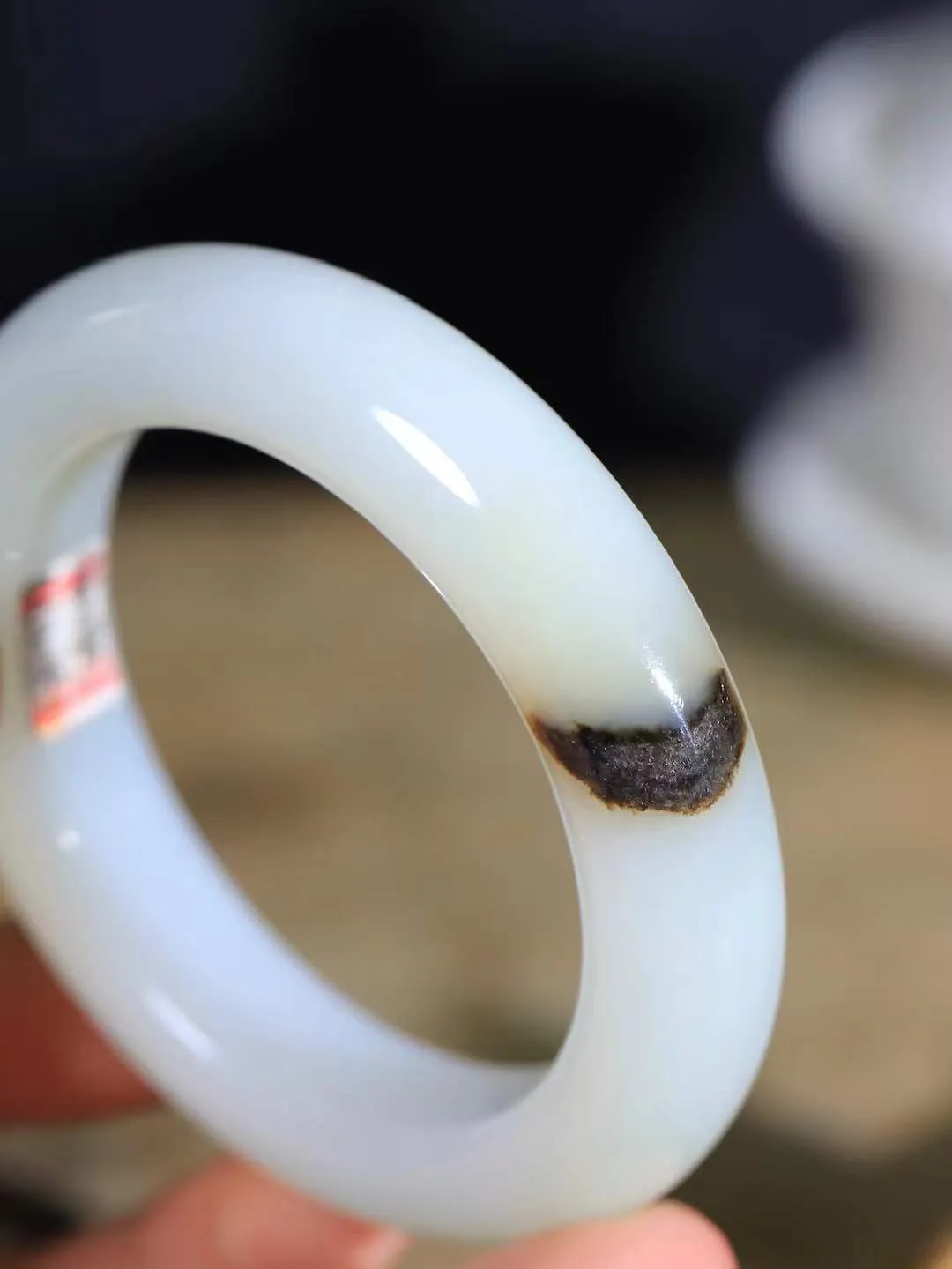 【花样年华·手镯】

精品和田玉糖白带皮手镯，质地油润细腻，色泽高贵典雅，镯型古朴典雅。在诗情画意的雨巷相遇，你是我腕间的一抹风情，有你眸有深情，清风荡漾湖间静水，我愿俯身低眉，在烟波涟漪处，寻你深情倩影。内径56.5mm尺寸14.6-11.5mm 重90.6克fDA-781273024