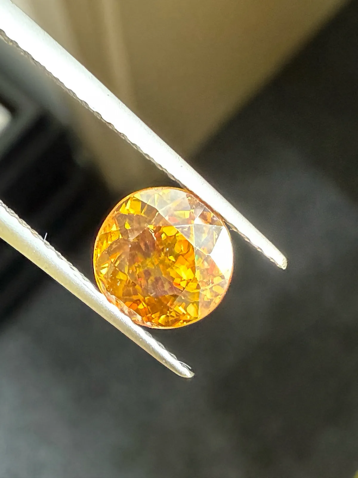 2.085克拉天然榍石戒面裸石，颜色超美，火彩超好，尺寸：7.2*7.2*5.1mm