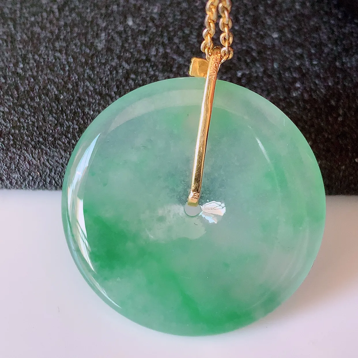 18K金镶嵌冰种飘绿翡翠平安扣吊坠，平安是福；翠色灵动，很美的料子，平安扣佩戴优雅迷人！#41.13整体28*25.5*5.5裸石25.5*25.5