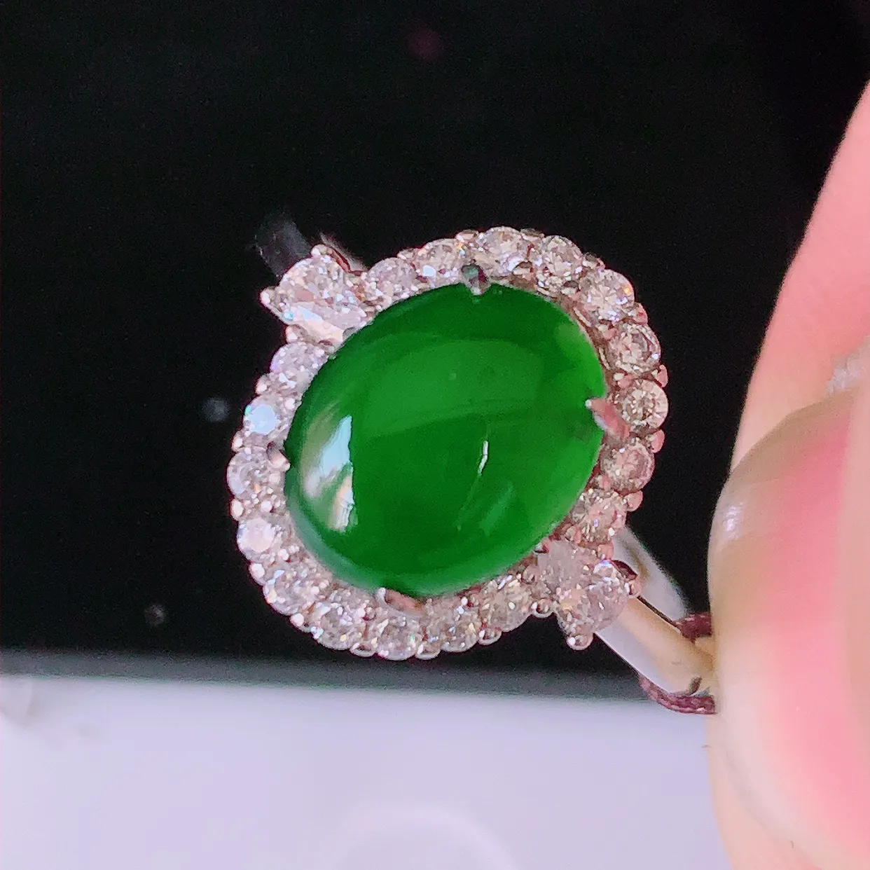 冰透满绿翡翠925银镶嵌戒指，自然光实拍，翠色灵动，颜色漂亮，种老水足，品相佳，佩戴佳品！#97.1