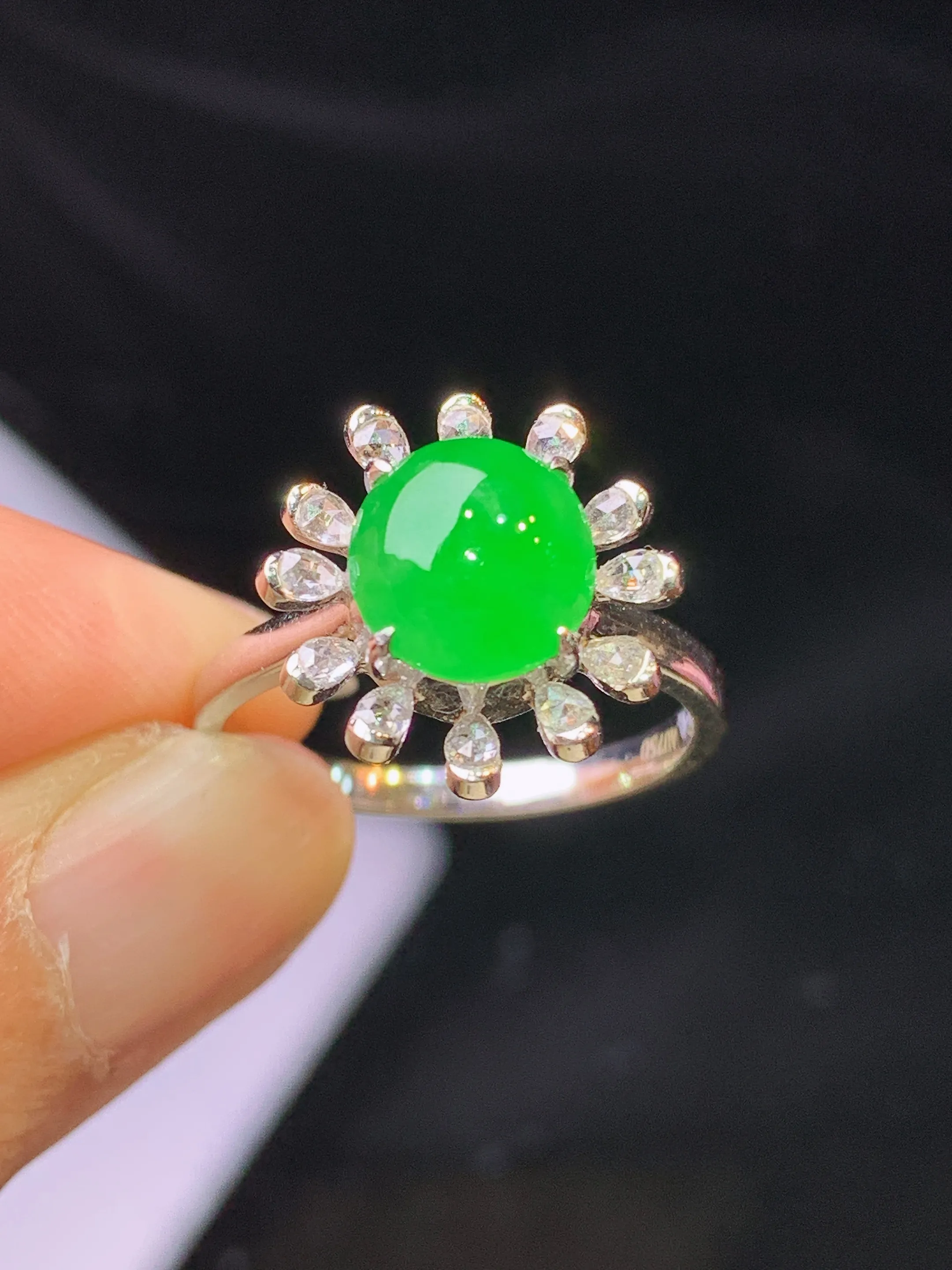18k金钻镶嵌满绿蛋面戒指 玉质细腻 色泽艳丽清新 圈口14 整体尺寸14.2*14*8.8