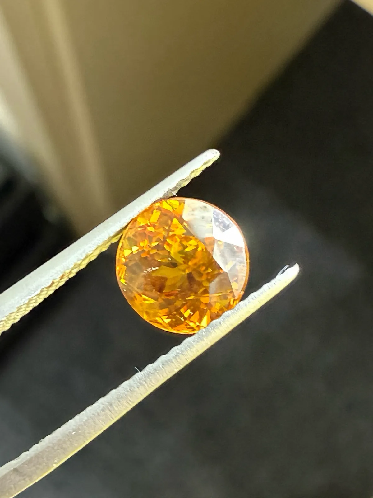 2.085克拉天然榍石戒面裸石，颜色超美，火彩超好，尺寸：7.2*7.2*5.1mm