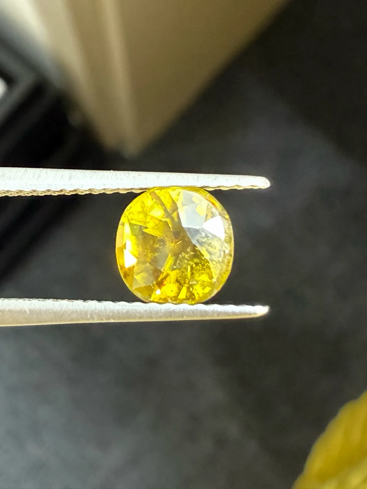 1.66克拉天然榍石戒面裸石，颜色超美，火彩超好，尺寸：6.6*6.6*5.1mm