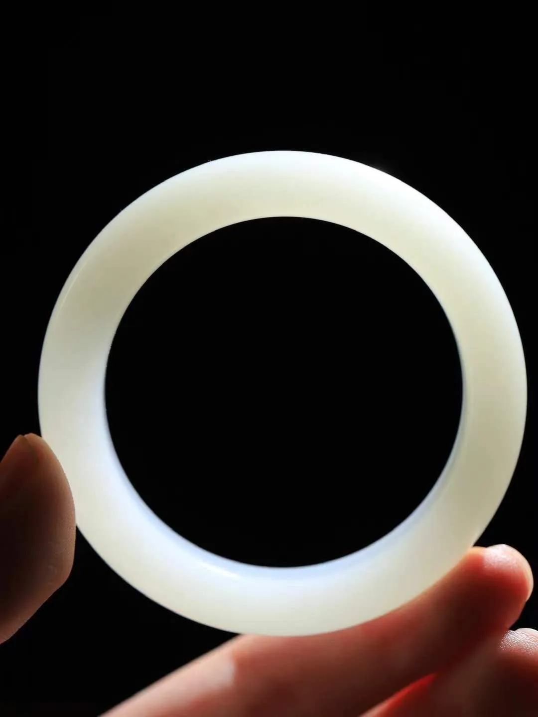 （温柔雅致.手镯）

精品️和田玉白玉飘花手镯。镯型饱满，温润细腻，脂润沁香。️执一卷书，沏一盏茶，着一袭裙，戴一只镯。淡淡浅笺，素心若兰，静赏玉中诗画。悠悠岁月，芊手轻摘，盛满诗样芳华。重60.2克   尺寸53.5-13.5-9.4mm    FDL-66171433