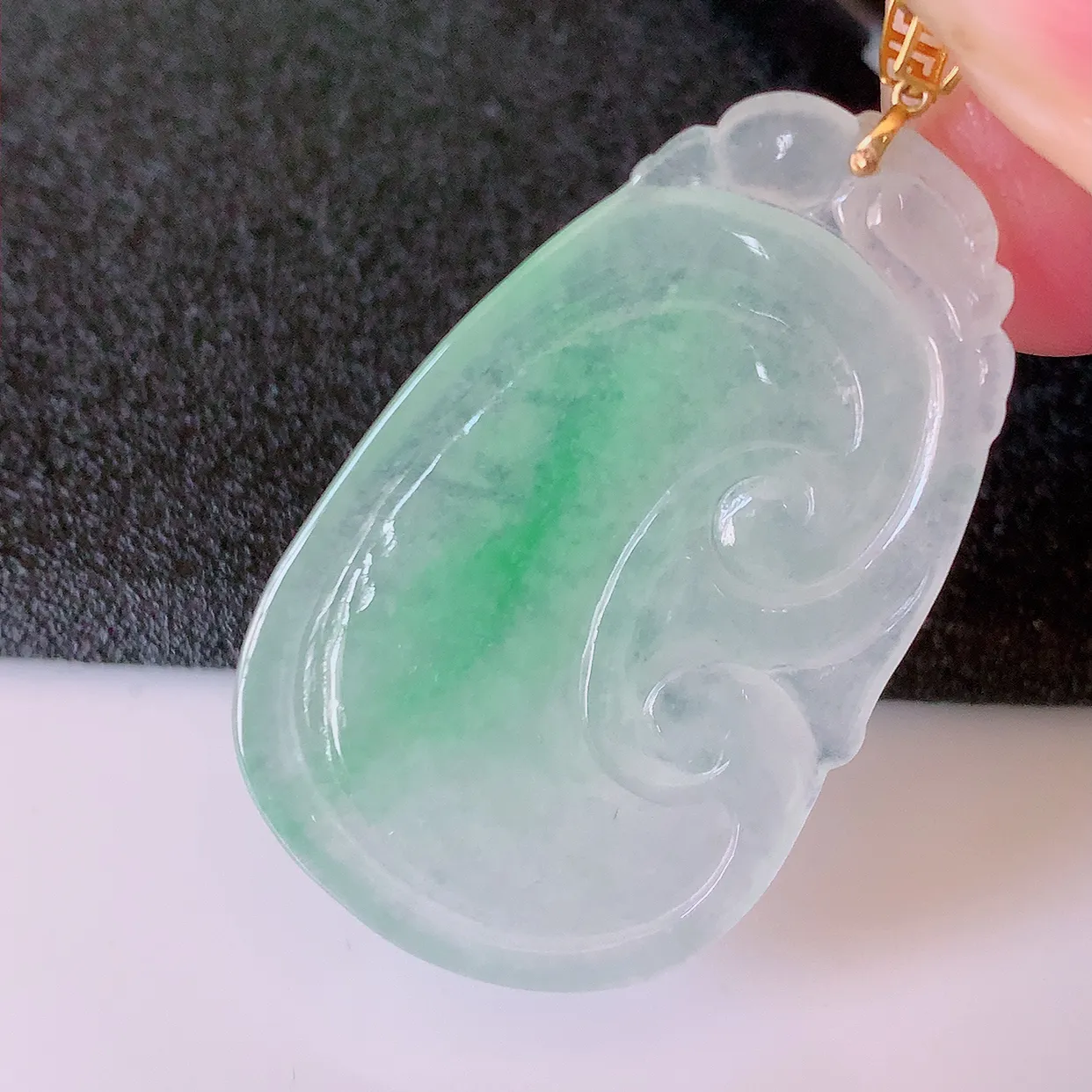 18K金镶嵌冰种飘绿翡翠如意吊坠，简单的镶嵌设计、让玉坠百搭又精致，寓意着吉祥，事事如意！#41.13整体40.8裸石36*22*3