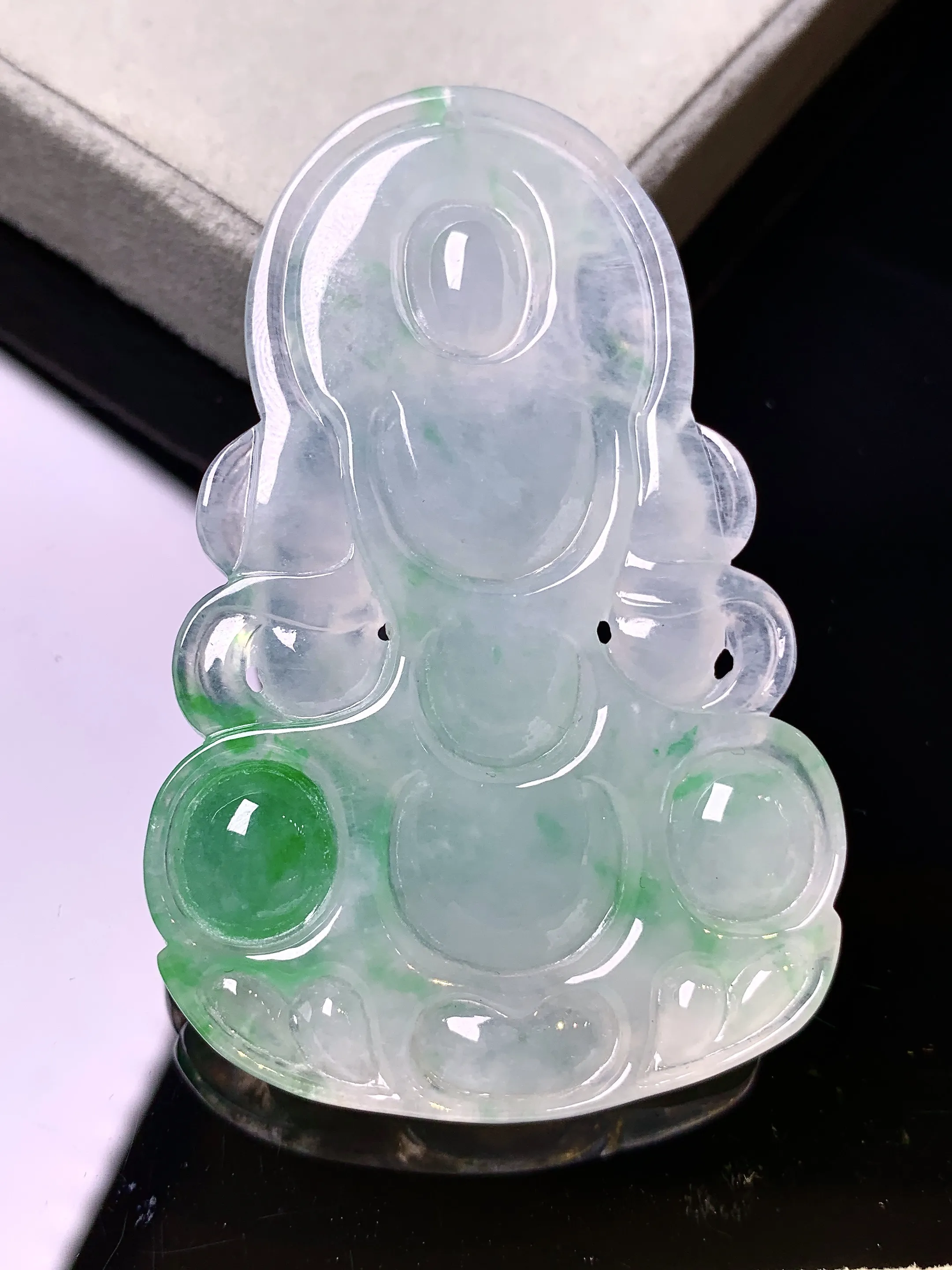 飘绿度母观音菩萨吊坠 玉质细腻 色泽艳丽清新 整体尺寸59.5*38.5*8.5