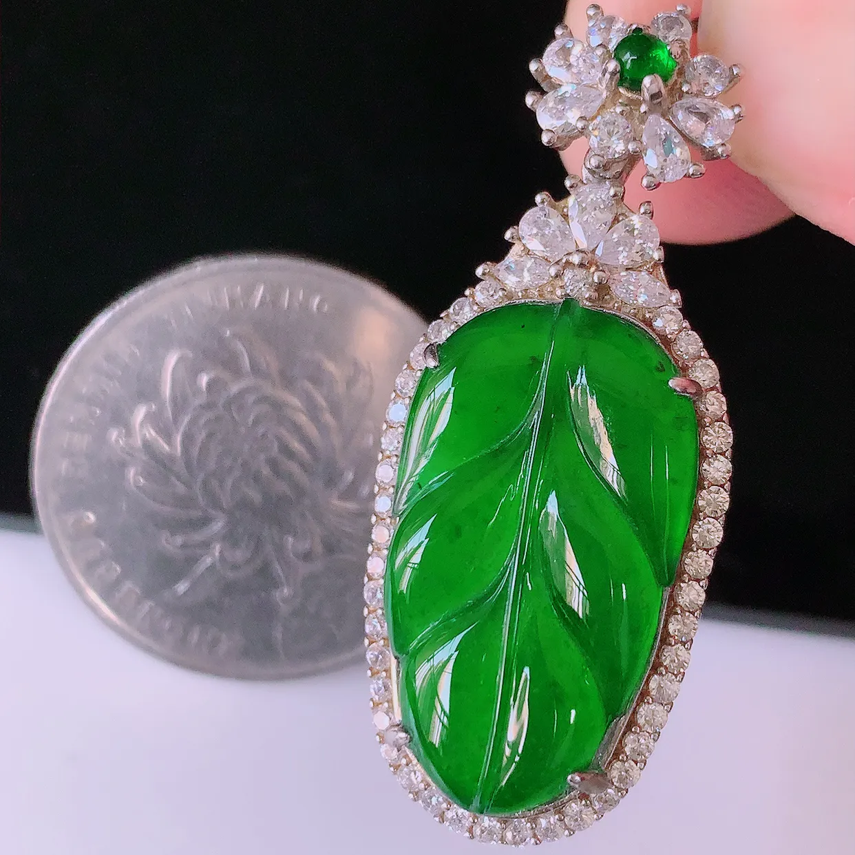 冰透满绿翡翠925银镶嵌叶子吊坠，自然光实拍，翠色灵动，颜色漂亮，种老水足，品相佳，佩戴佳品！#97.13整体37.5-15.8*7.6裸石23*13