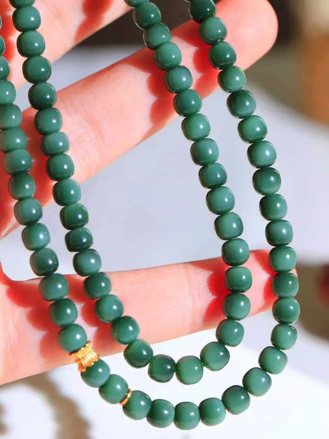 （老型珠.项链）

精品和田玉碧玉猫眼老型珠项链 玉质温润细腻 佩戴舒适。间关莺语花底滑，一生美好时光，无论身在何处，都有它相伴相守。事事顺遂，幸福美满，吉祥如意。重39.5克   尺寸取一5.2-5.9mm   FDL-791273031