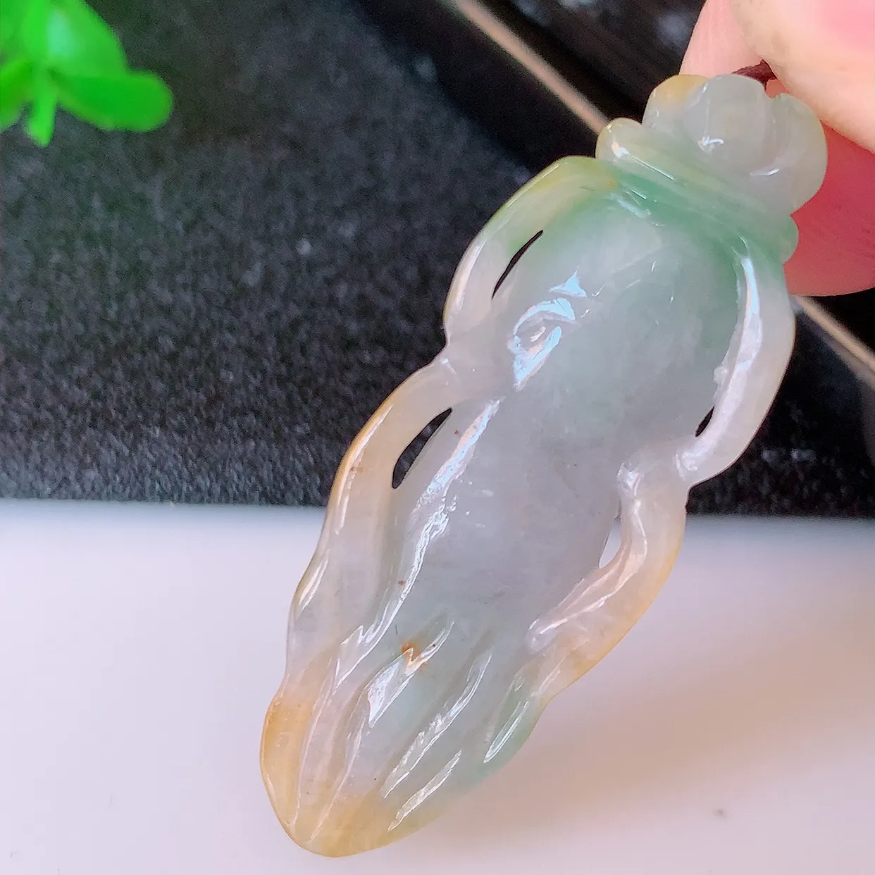 自然光实拍，冰润黄加绿翡翠人参吊坠，人生如意，种老水足，雕工精湛 ，寓意美好，佩戴时尚出众！#60.