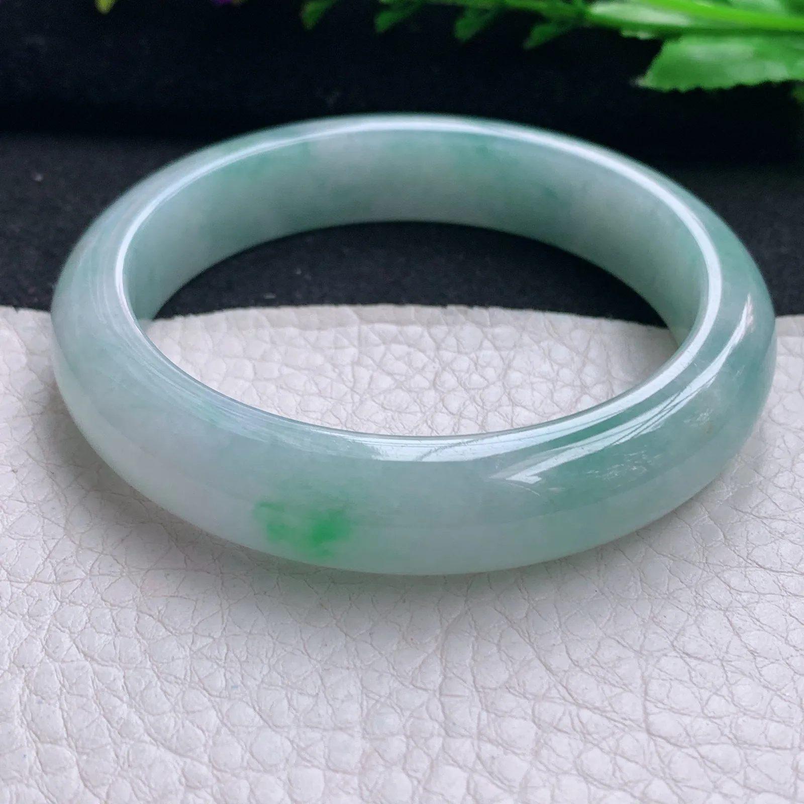 ee实拍58*12.8*8.4平安镯 天然缅甸翡翠飘绿花水润玉手镯正圈玉手环