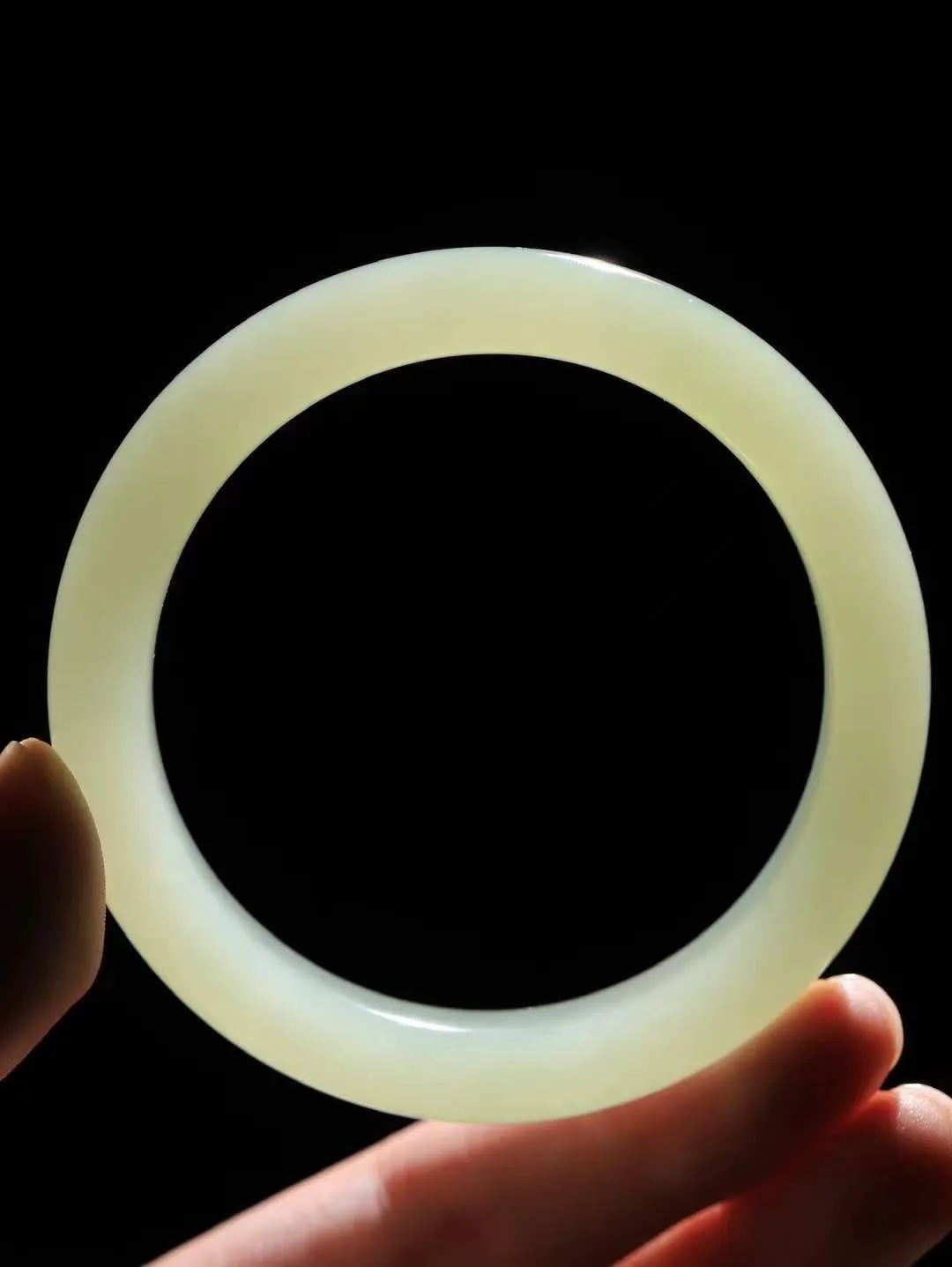 【温润于心.手镯】

精品️和田玉晴水手镯，如晴水般清澈，似晴空般纯净。每一缕纹理都诉说着大自然的馈赠，温润细腻，触手生温。佩戴它，仿佛将一片宁静的晴水湖戴在腕间，优雅从容，气质非凡。重56.6克  尺寸58.5-11.8-9mm  55121433A