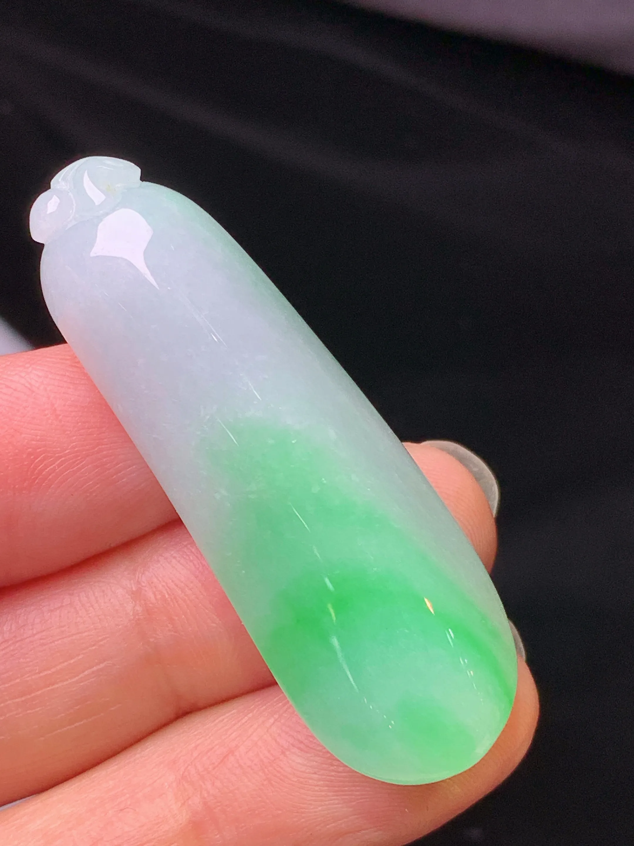 飘花福瓜吊坠 玉质细腻 色泽艳丽清新 整体尺寸45*16*12.2