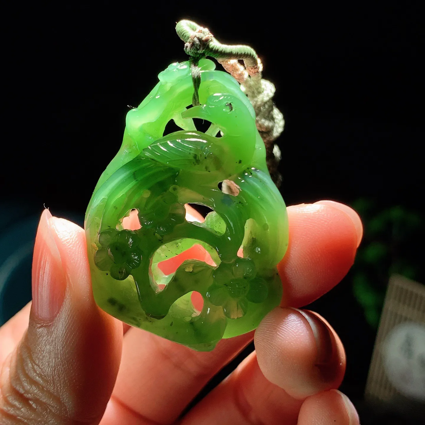 和田玉阳绿俄罗斯碧玉喜上眉梢挂件 尺寸44/30/10重16克 玉质细腻油润 底色纯净 脂粉好，品质好。lt260114