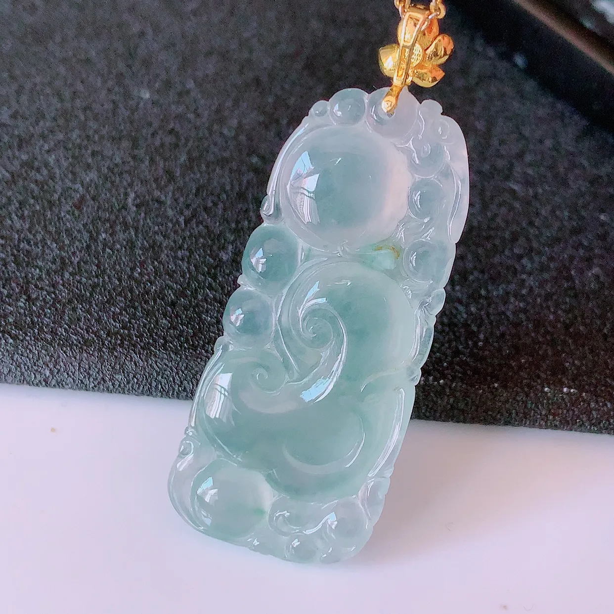 自然光实拍，18K金镶嵌冰种翡翠如意吊坠，简单的镶嵌设计、让玉坠百搭又精致，寓意着吉祥，事事如意！#1.13整体47.5裸石40*18*6.5