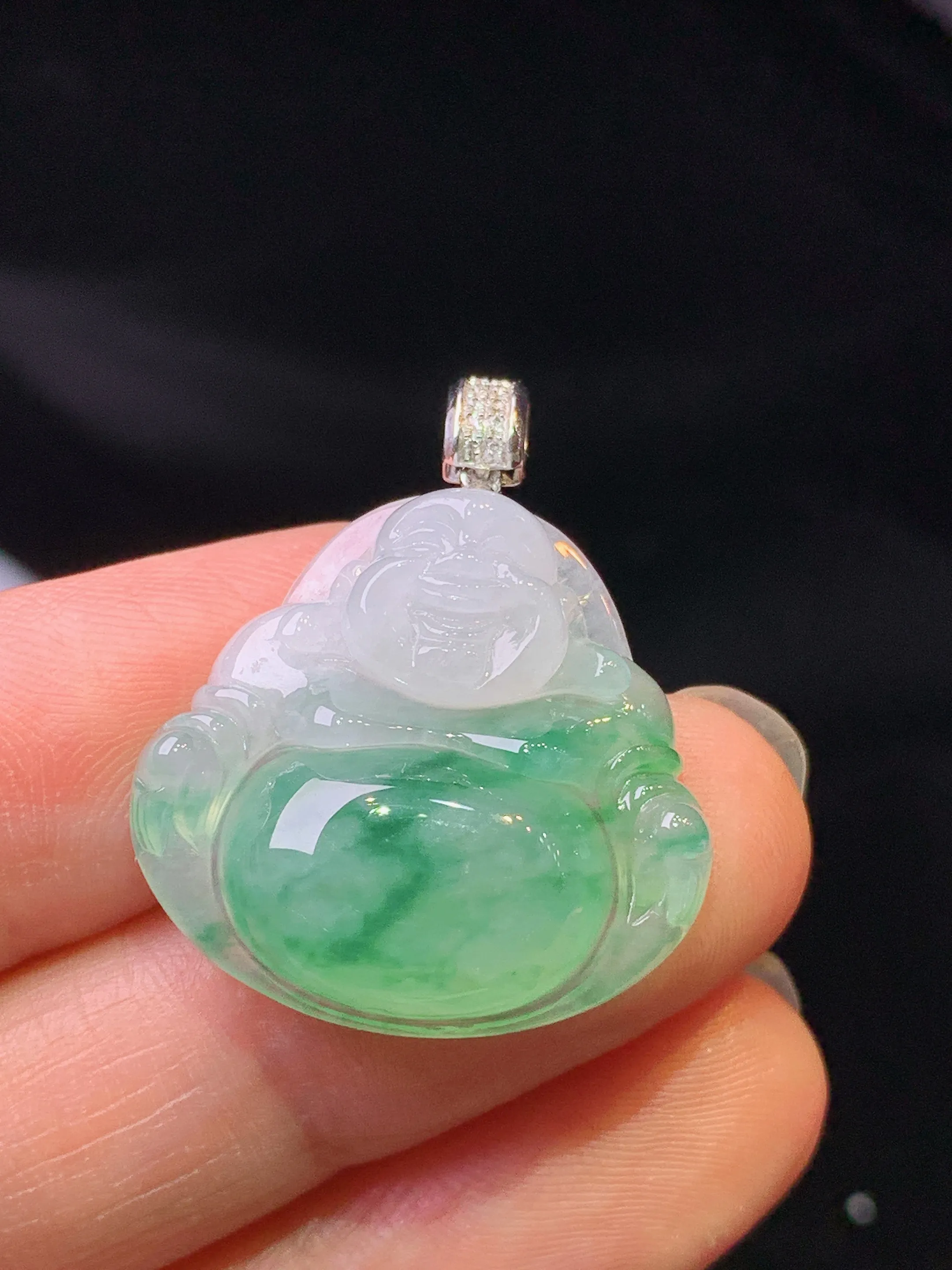 18k金钻镶嵌飘花佛公吊坠 玉质细腻 色泽艳丽清新 整体尺寸28*23.2*6.3