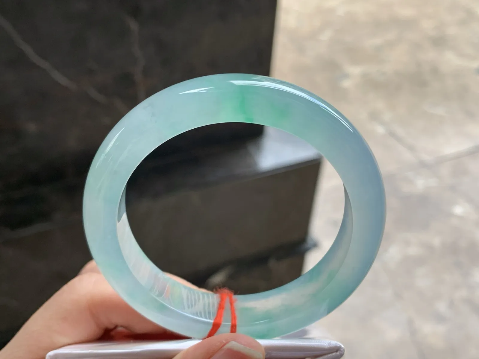 57.5-13-9.5

冰种飘绿手镯^_^ 冰透鲜艳