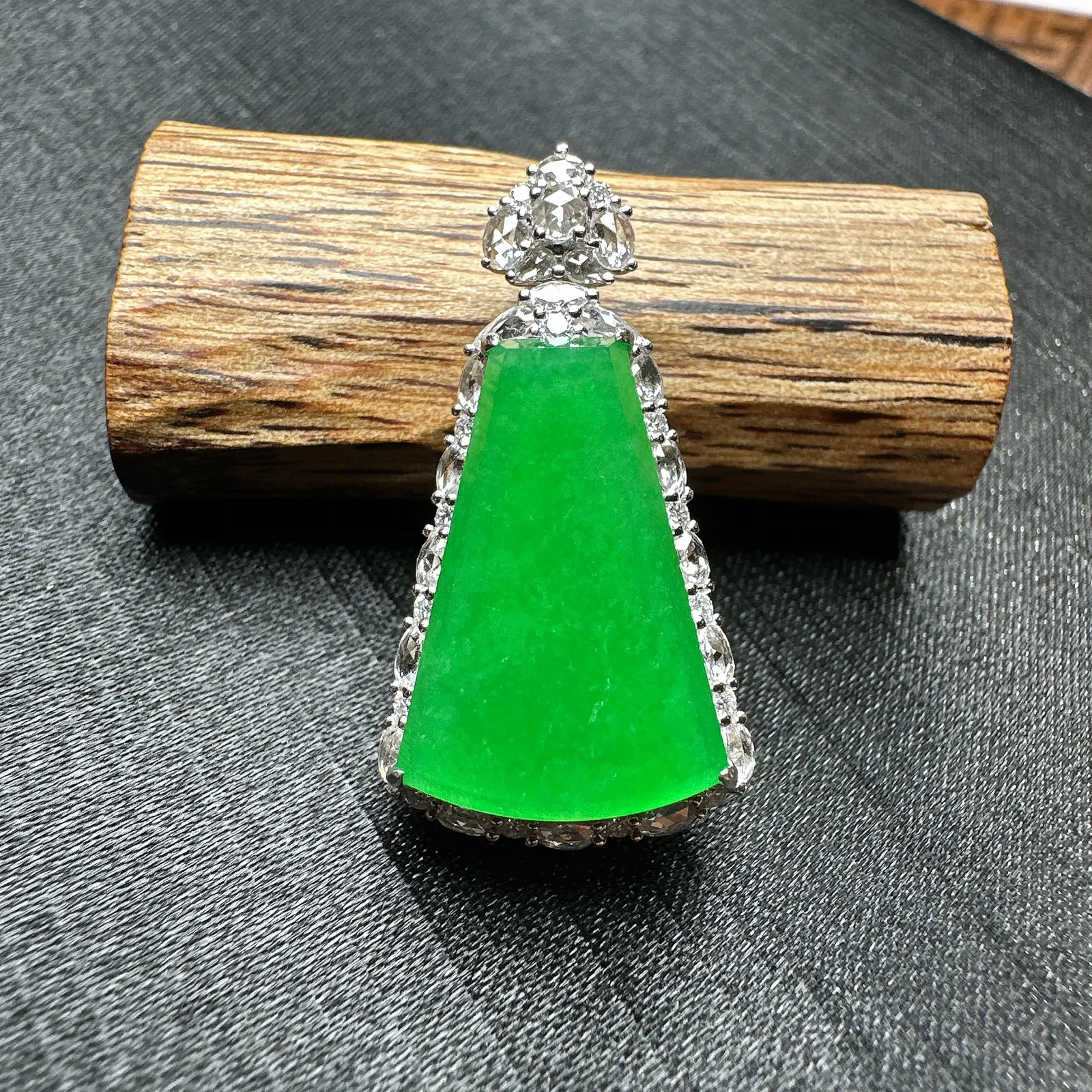 【冰种满绿无事牌】阳绿色泽，种水上乘，通透闪亮，晶莹剔透。18K金钻镶嵌，裸石尺寸18.8*12.2