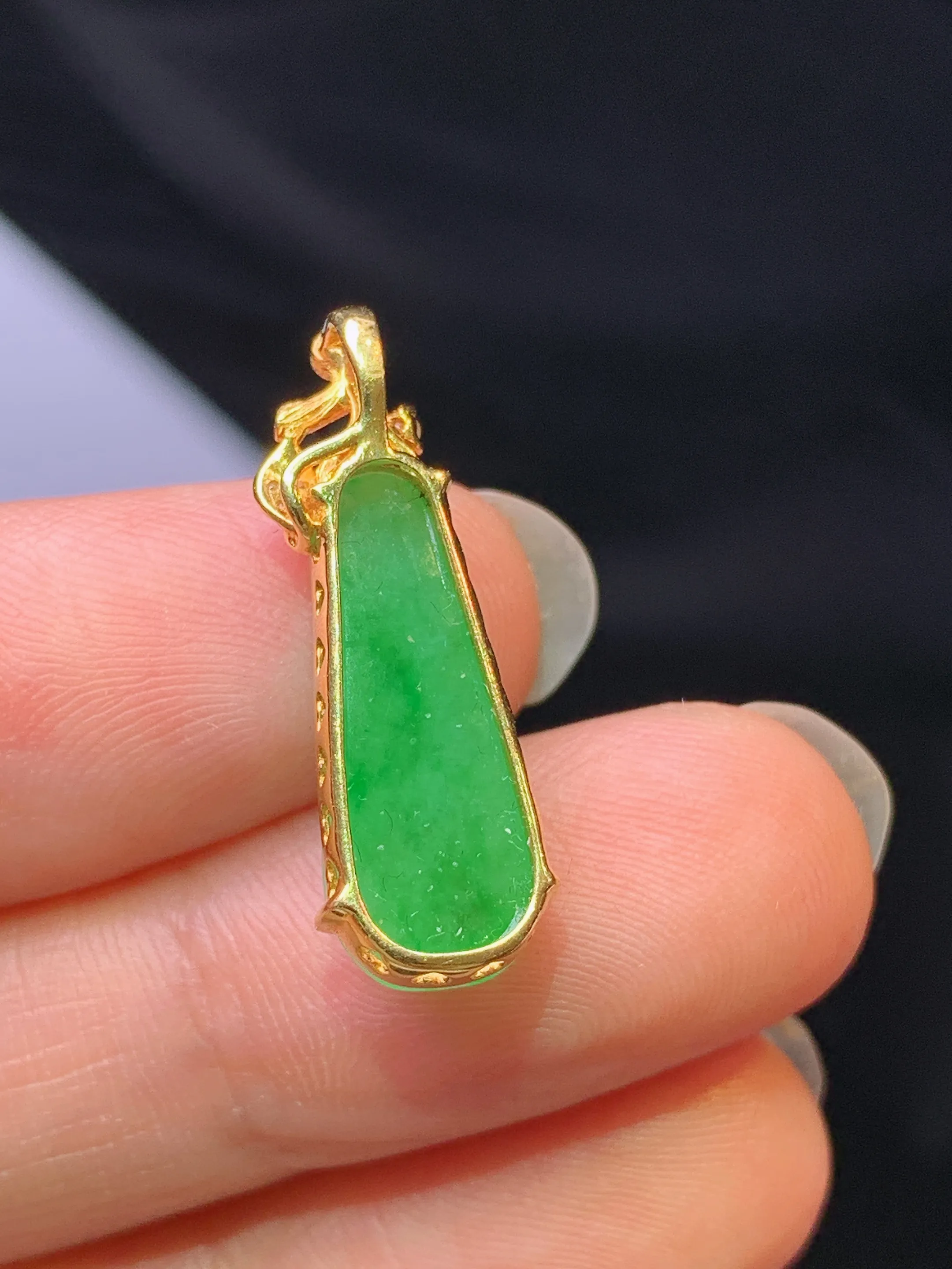 18k金钻镶嵌翠绿四季豆吊坠 玉质细腻 色泽艳丽清新 整体尺寸24.5*7*6.3