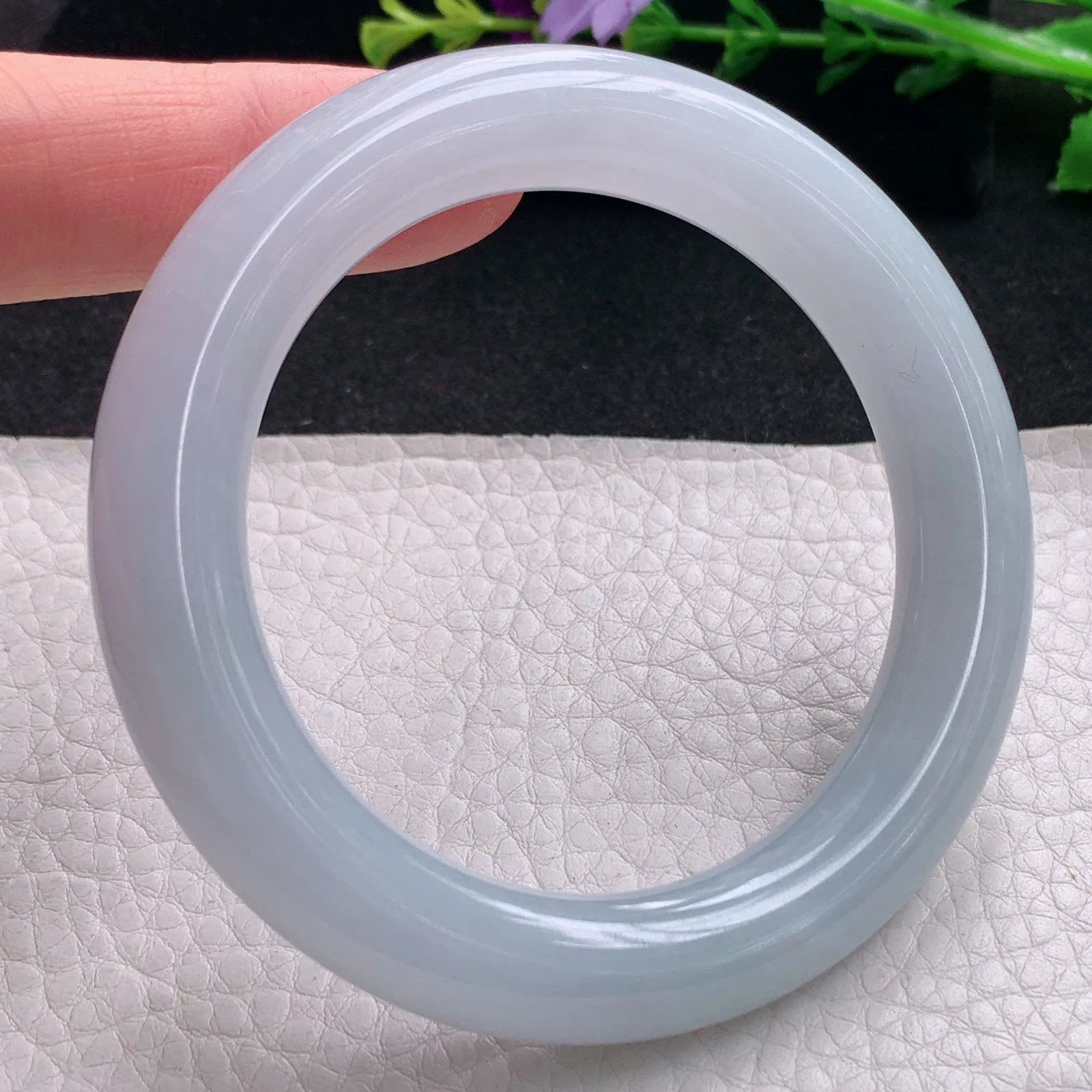 z实拍53*10.8*10.6美人镯 天然缅甸翡翠白月光水润玉手镯纯美圆条叮当镯