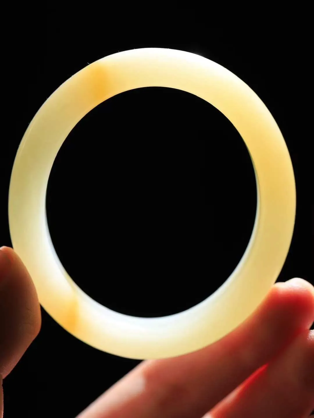 【贵妃镯.玉腕清响】    

精品和田玉糖白玉贵妃镯，玉质温润细腻 油性十足 相传杨贵妃十分喜爱椭圆形态手镯，后人称其为贵妃镯。因其形与人手腕形相吻合，佩戴更服帖，别具妩媚风格。
重48克   正圈内径53.8-50.8mm尺寸11-8.7mm   fDL-10181416